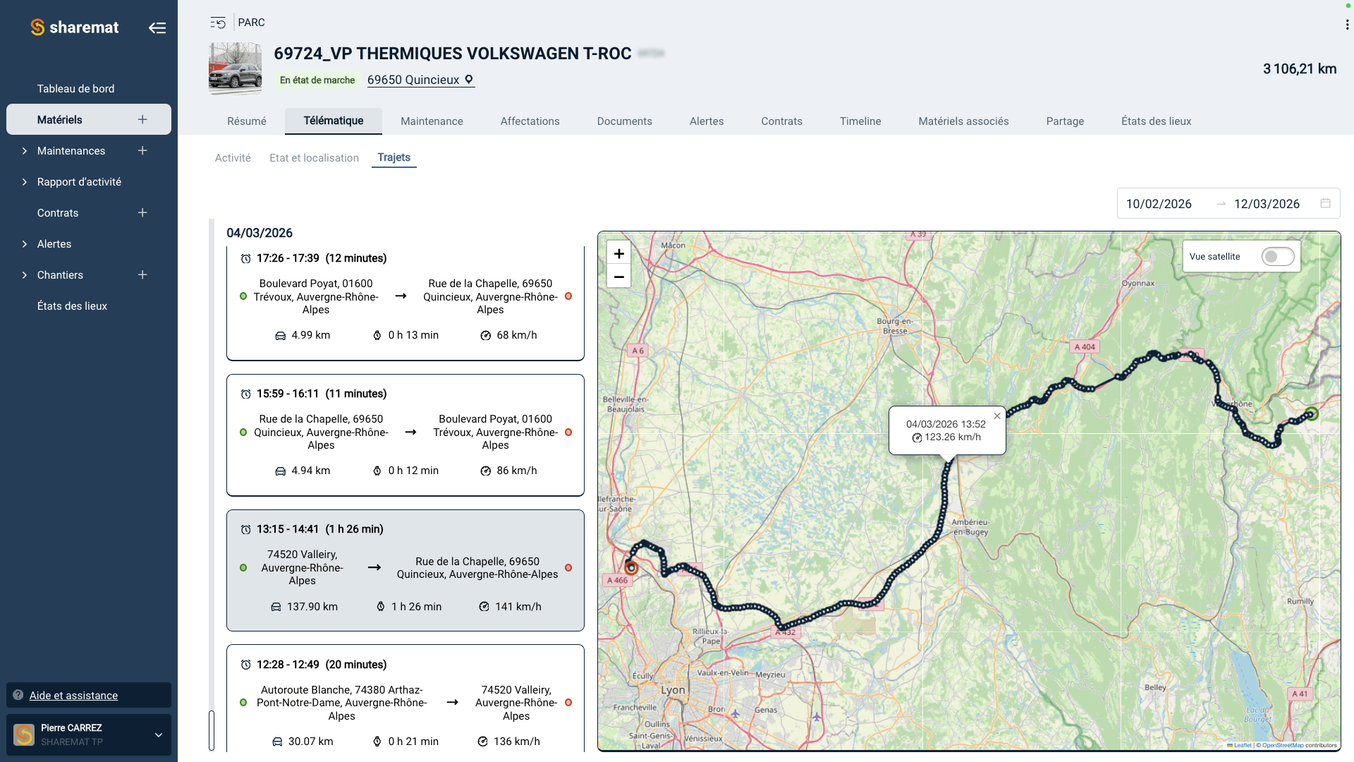 Carte montrant un trajet en voiture en Auvergne-Rhône-Alpes avec des points de départ et d'arrivée, et des détails sur la vitesse et la distance parcourues à différentes heures.