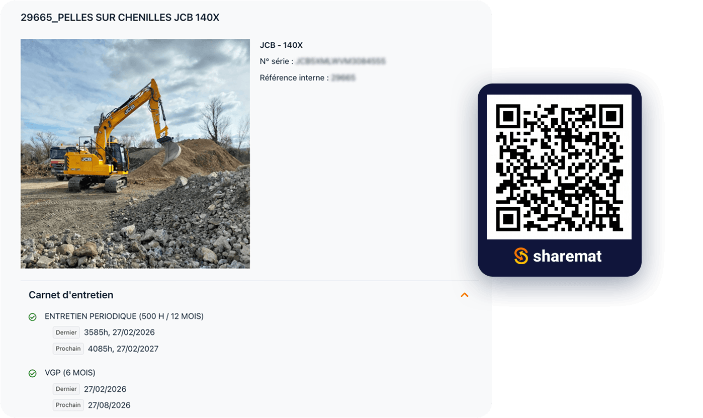 Photographie d'un concasseur hydraulique jaune en action sur un site de construction, avec un ciel nuageux en arrière-plan.