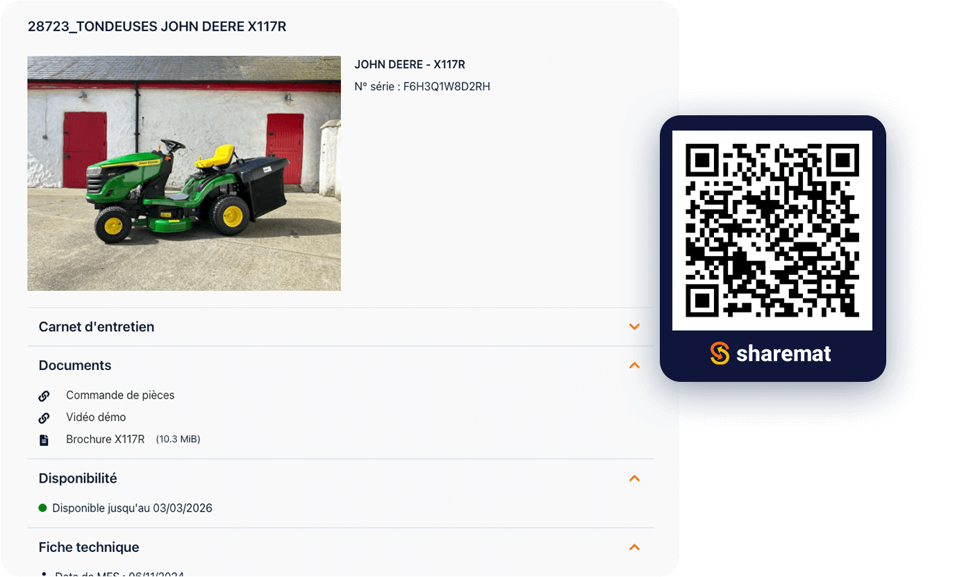 Photo d'un tracteur tondeuse vert et noir avec siège jaune, placé devant un bâtiment avec deux portes rouges.