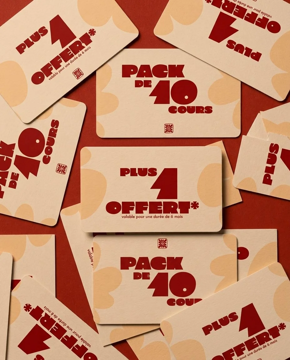 Cartes promotionnelles en français annonçant des offres spéciales : 'Plus 1 offre* valable pour une durée de 6 mois', 'Pack de 10 coups', et 'Plus 4 offres* valable pour une durée de 6 mois', avec un fond beige et rouge.