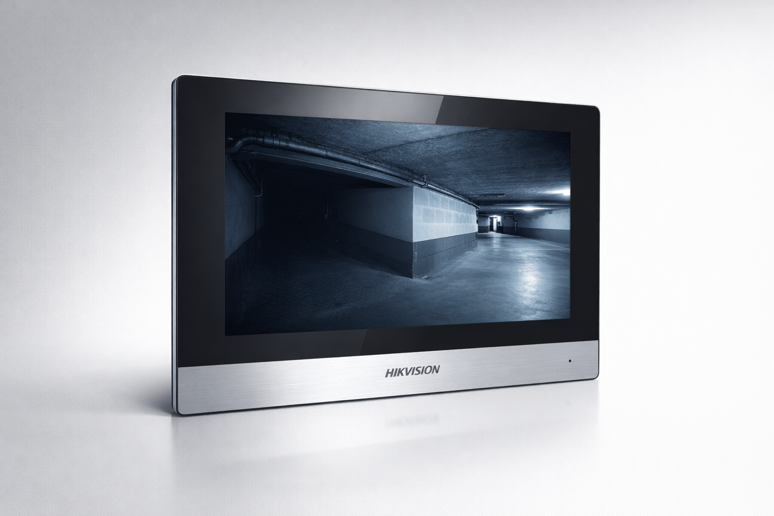 Moniteur de vidéosurveillance affichant une image d'un parking souterrain vide.