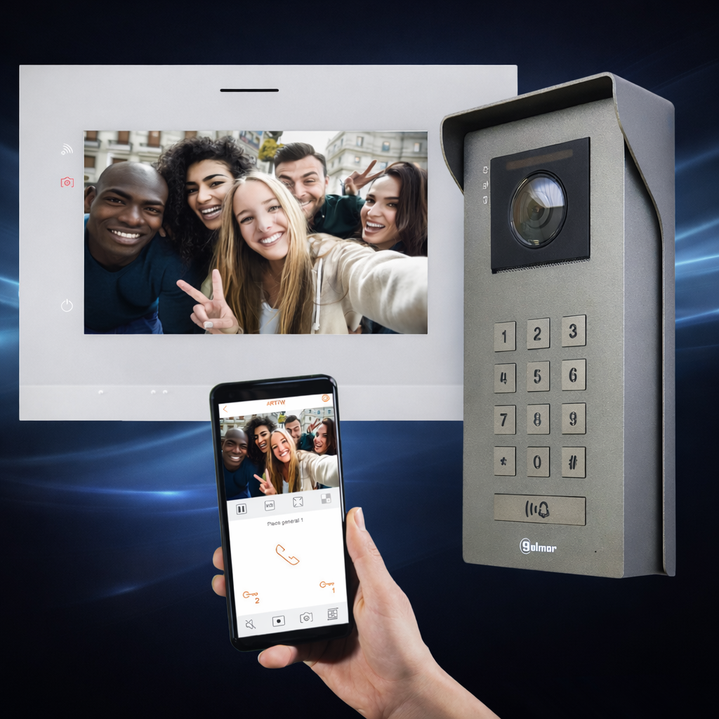 Un interphone vidéo avec caméra et clavier, montrant une personne utilisant un smartphone pour voir et communiquer avec une porte d'entrée, où un groupe de jeunes souriants pose pour une photo.