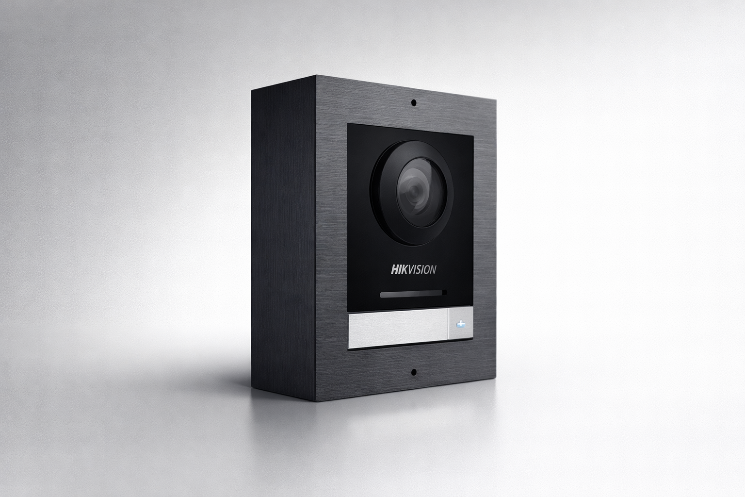 Interphone vidéo Hikvision encastré dans un mur en noir et métal, vue de face, contre fond blanc