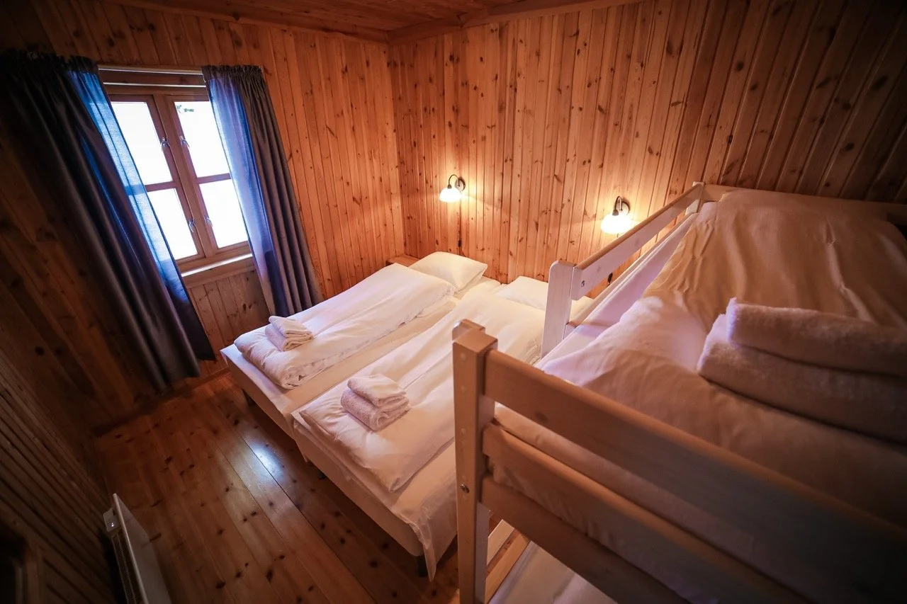 Hytte med 1 familierom – 2 vaksne og 2 barn
