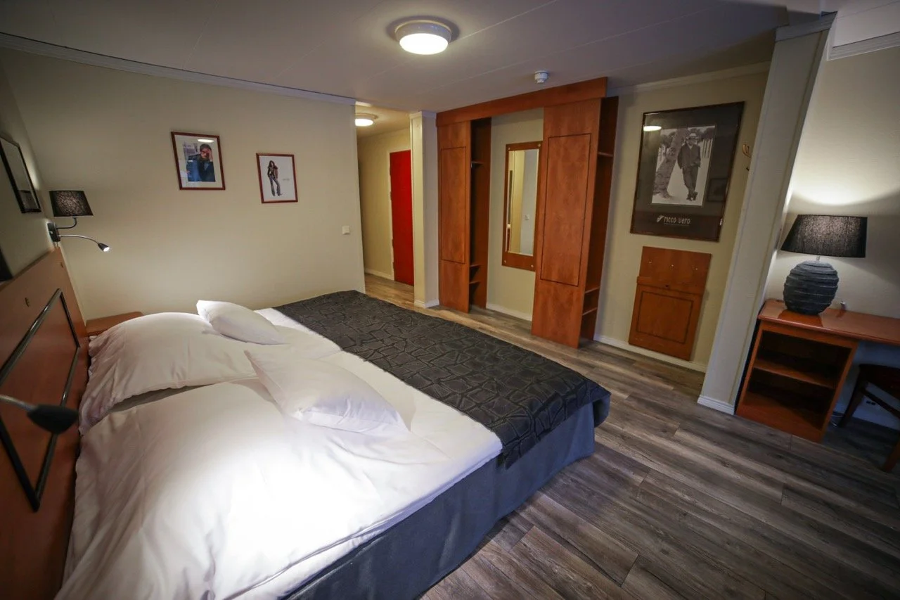 Vesterland Feriepark - Hotellrom – stort.jpeg