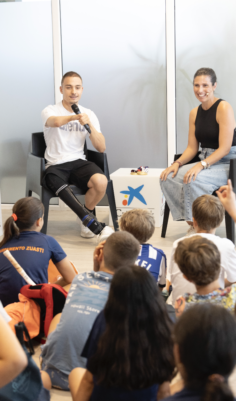 Carmen González dinamizando la jornada de Empower Kids de CaixaBank con el paralímpico Iñigo Llopis en el Tenis de San Sebastián