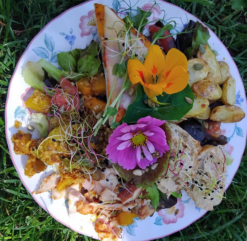 La pouillotte, découvrez notre salade estivale inspiré des produits de notre jardin et des producteurs locaux de la Vôge-les-Bains et alentours