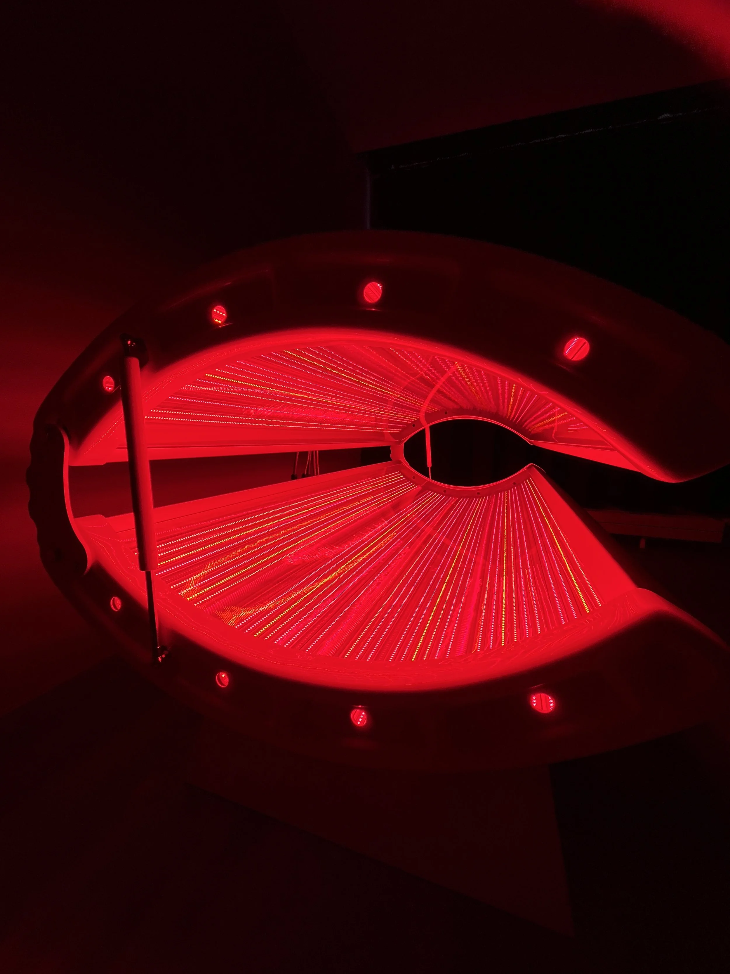 BeautyRED, full body red light therapy in dark room