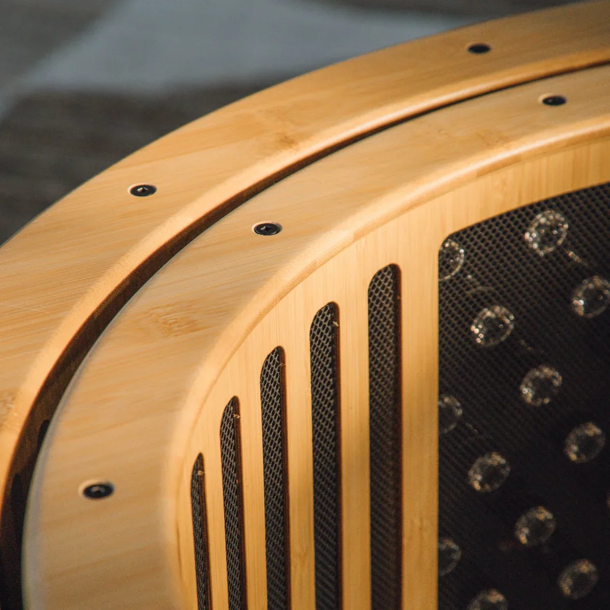 Notre sauna dôme Helsi One Pro est fabriqué à partir de matériaux de qualité (bamboo et bois de cèdre)