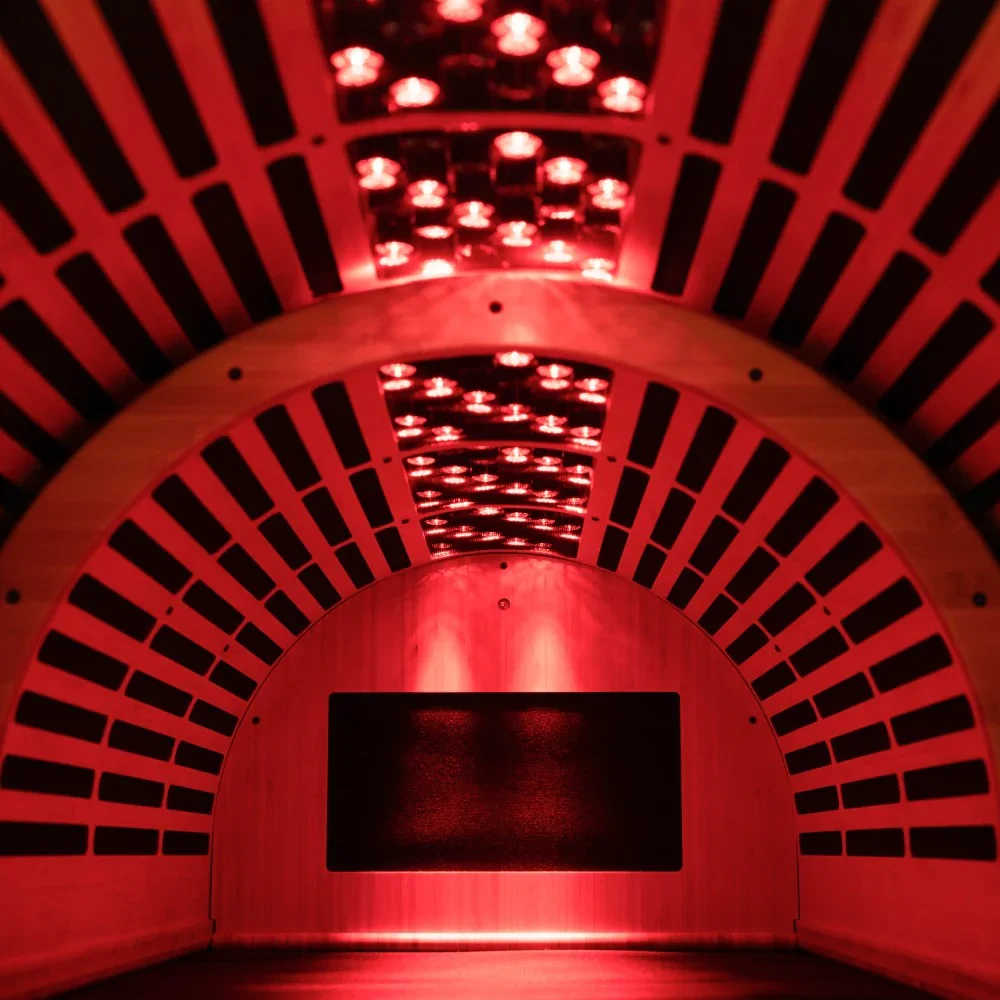 Vue intérieure de Helsi One Pro, premier sauna dôme individuel à infrarouges longs de luxe pour les hôtels, instituts de beauté et spa & wellness.