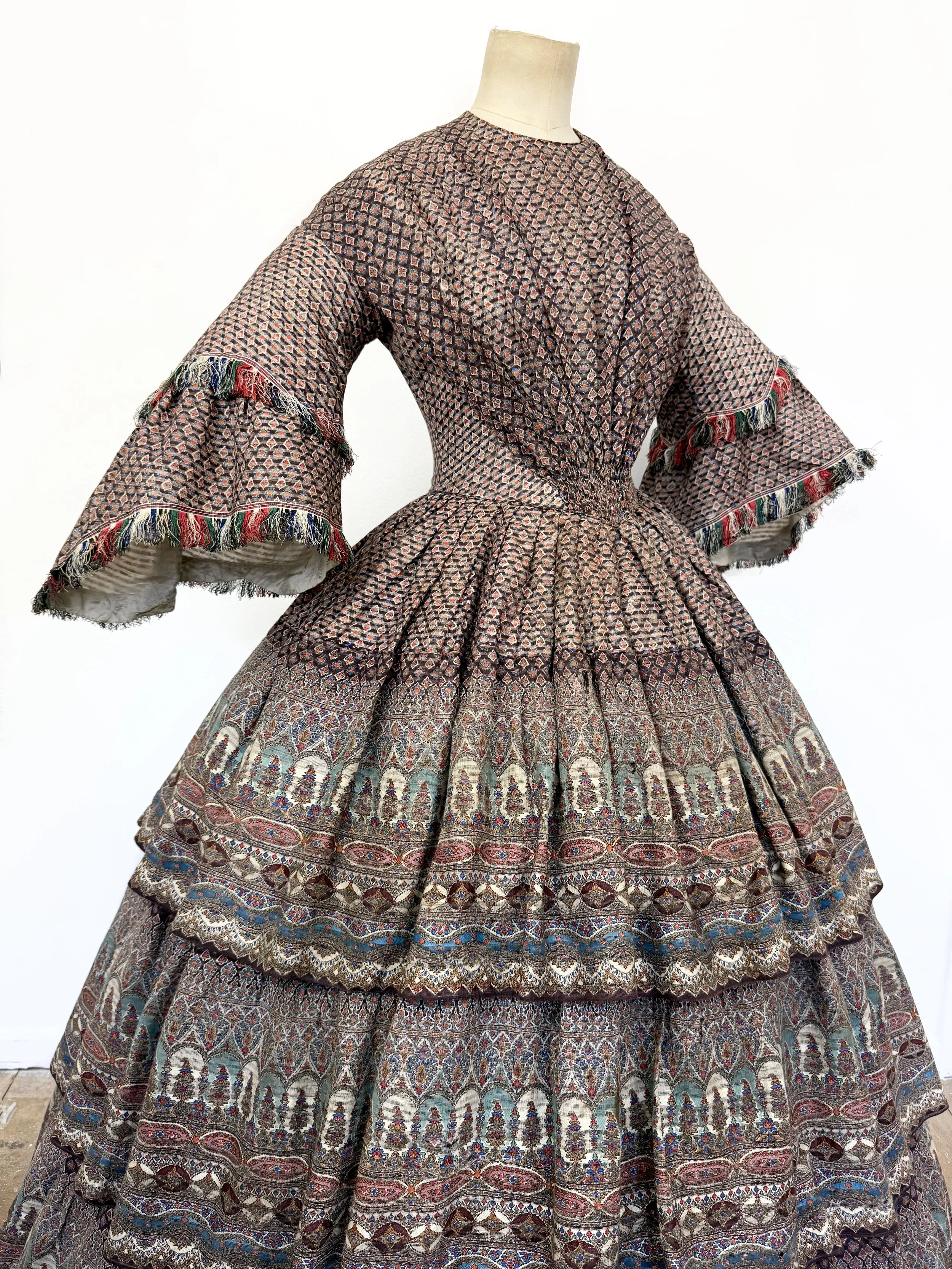 1850s muslin fan front dress with flounced skirt  printed à disposition 