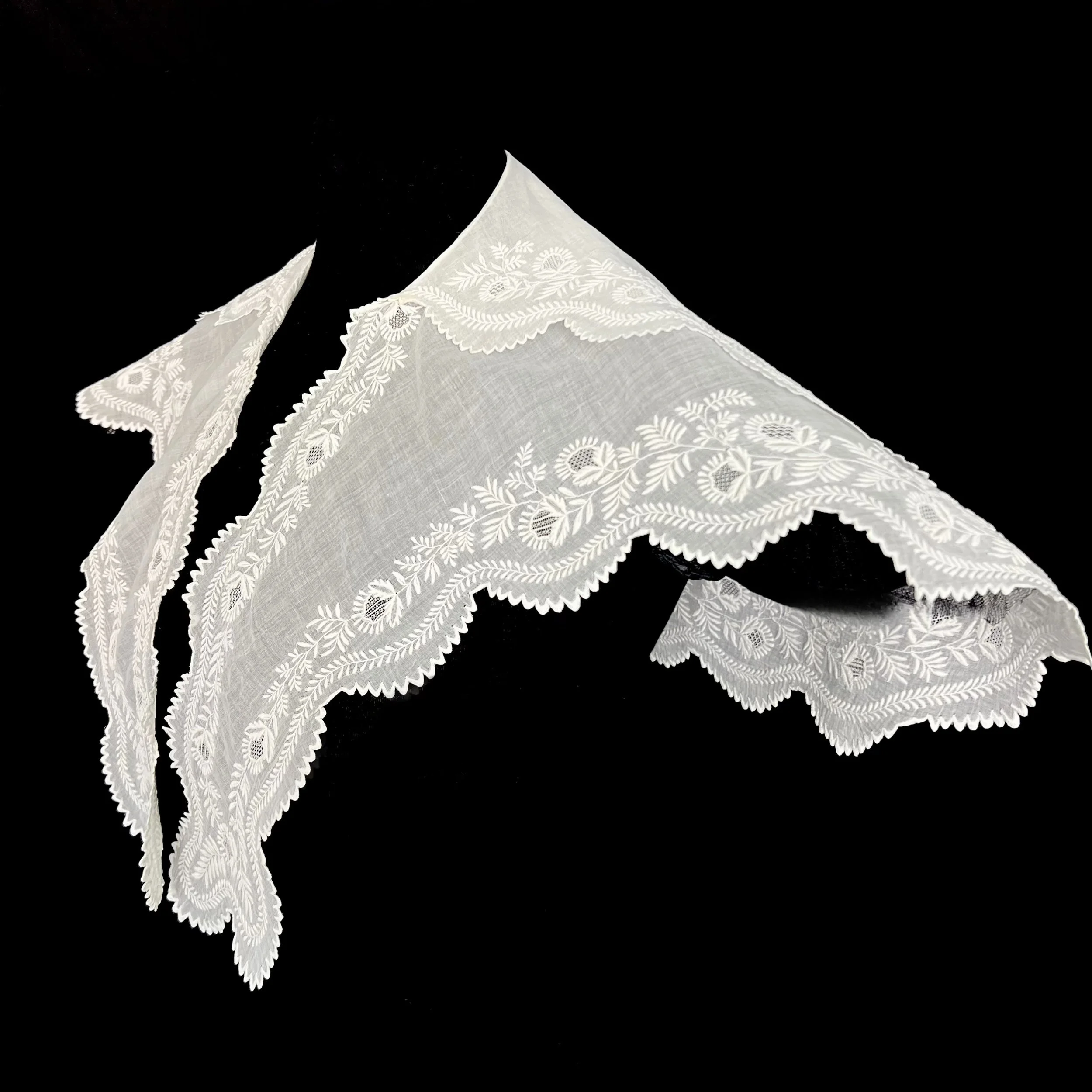 Embroidered muslin pelerine, 1830s 