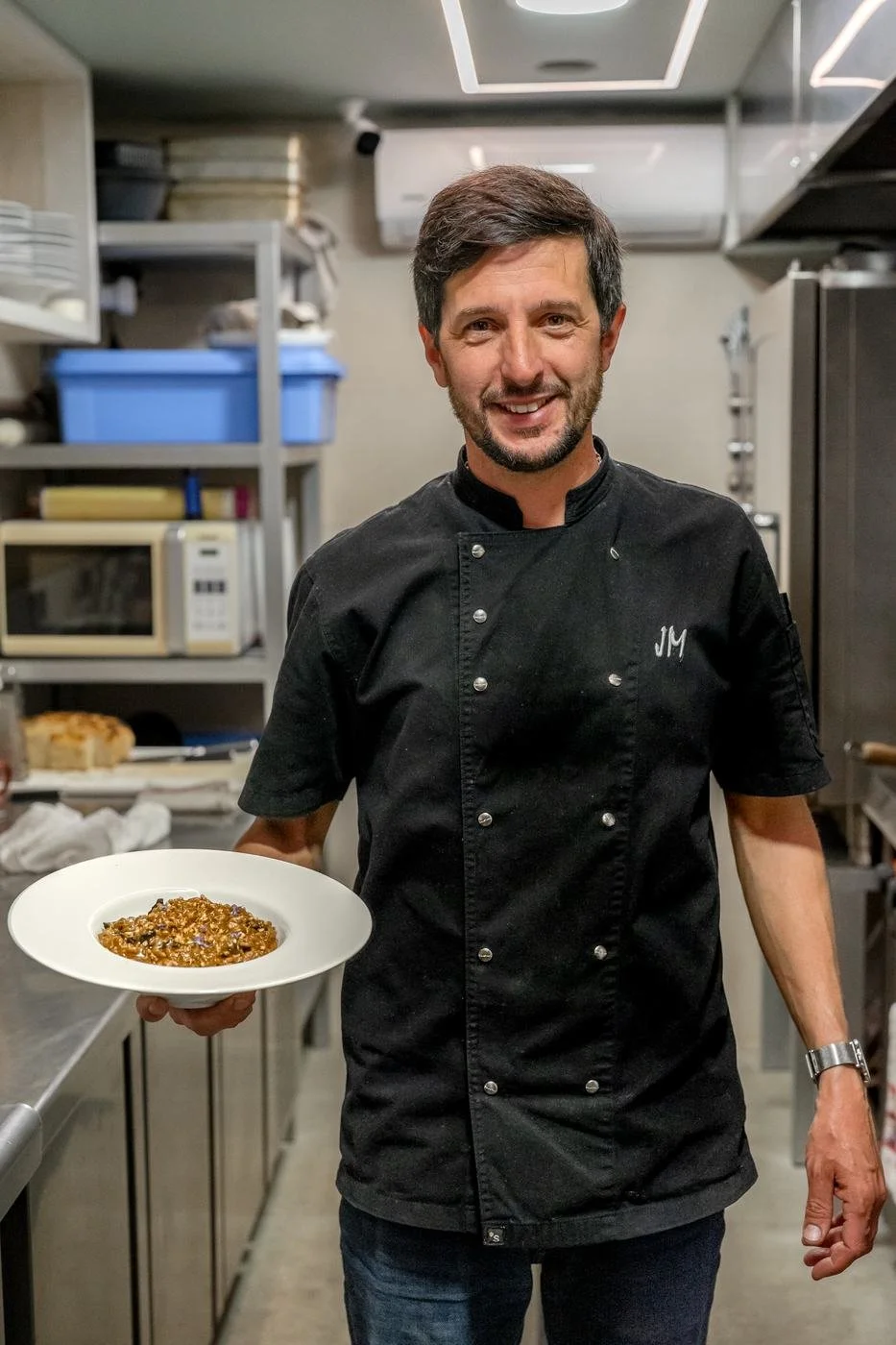 El chef Javier en la cocina de Buenos Vientos con un plato terminado