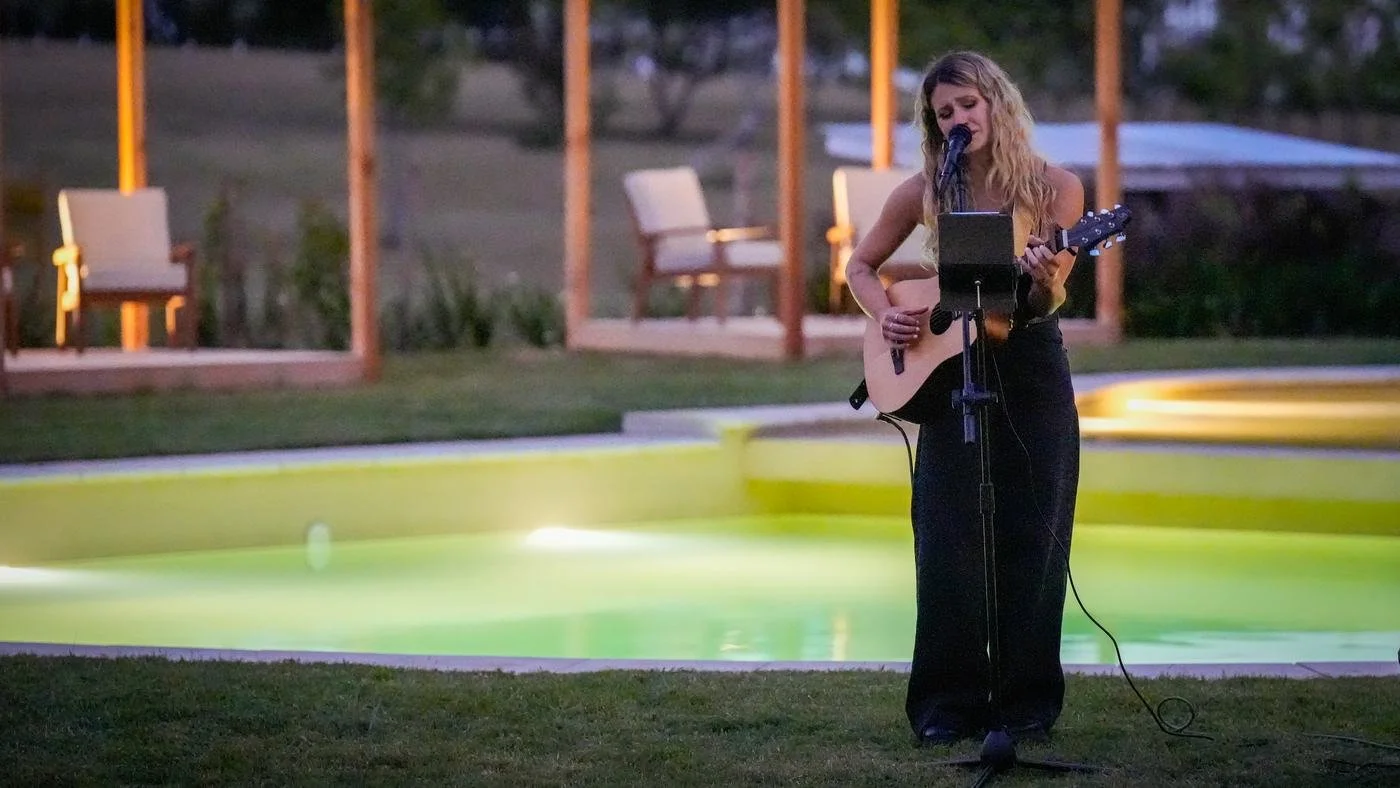 Música en vivo junto a la piscina al atardecer