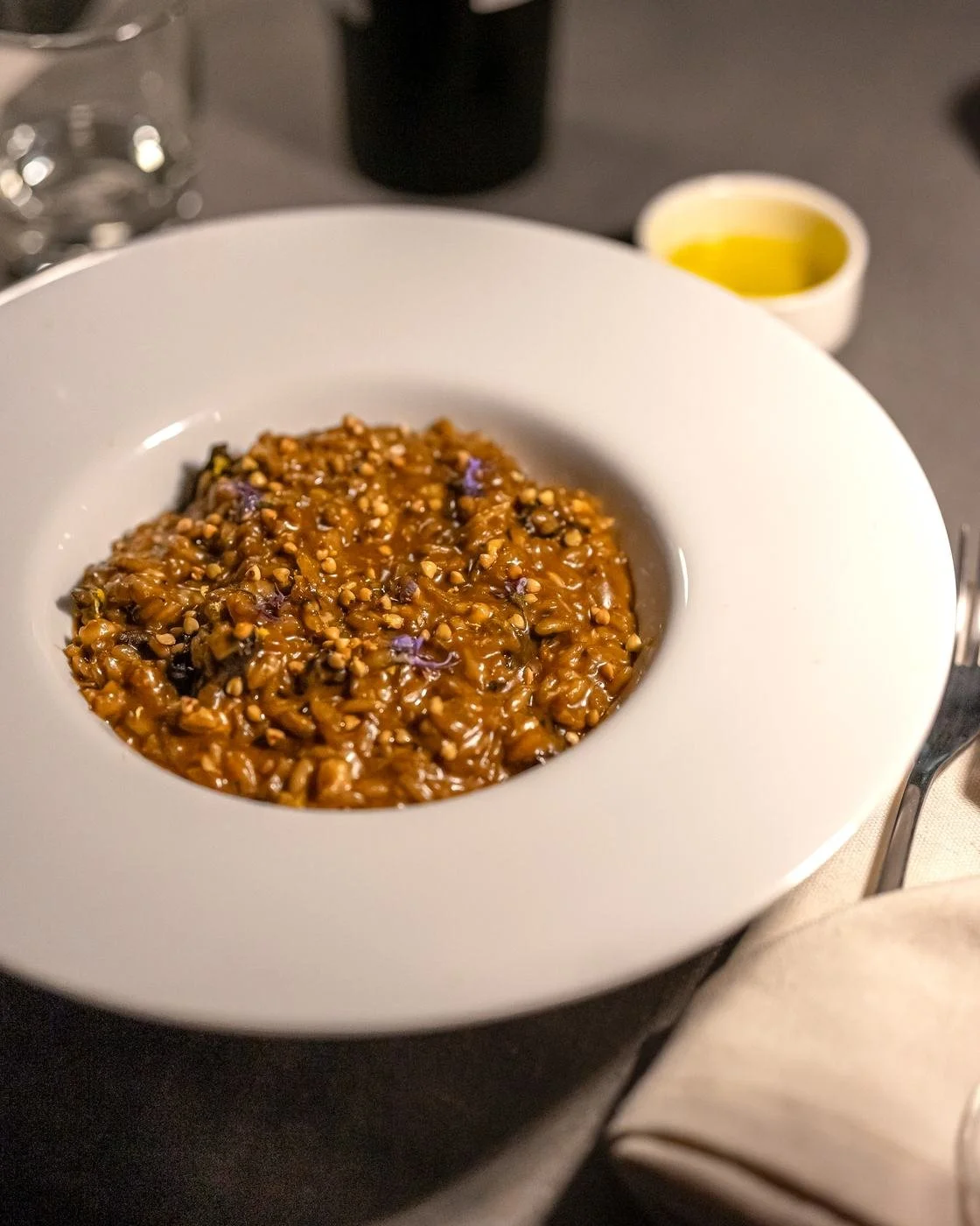 Risotto en plato hondo blanco