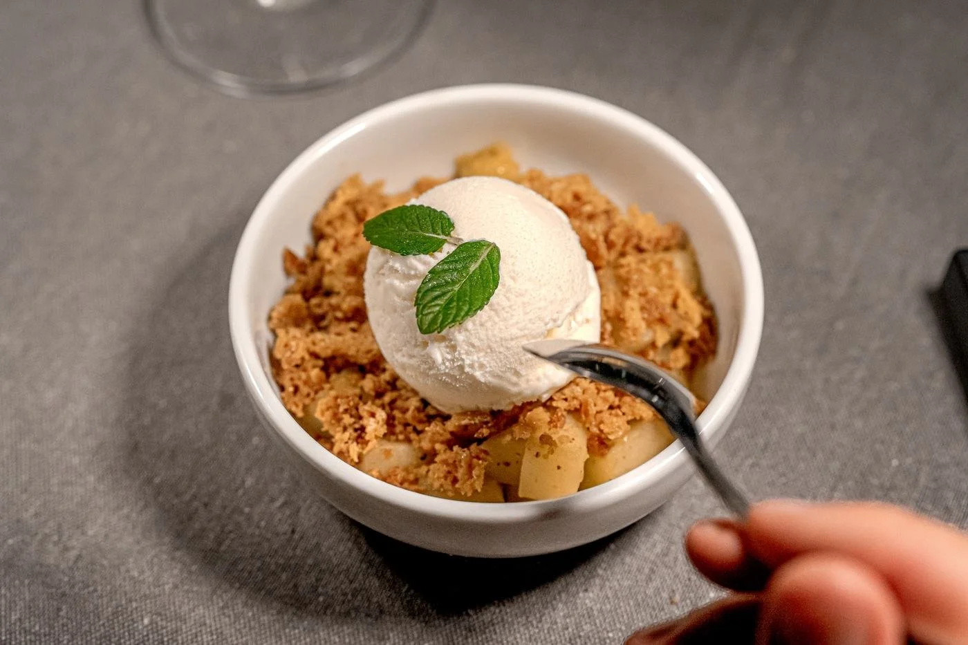 Crumble con helado y menta