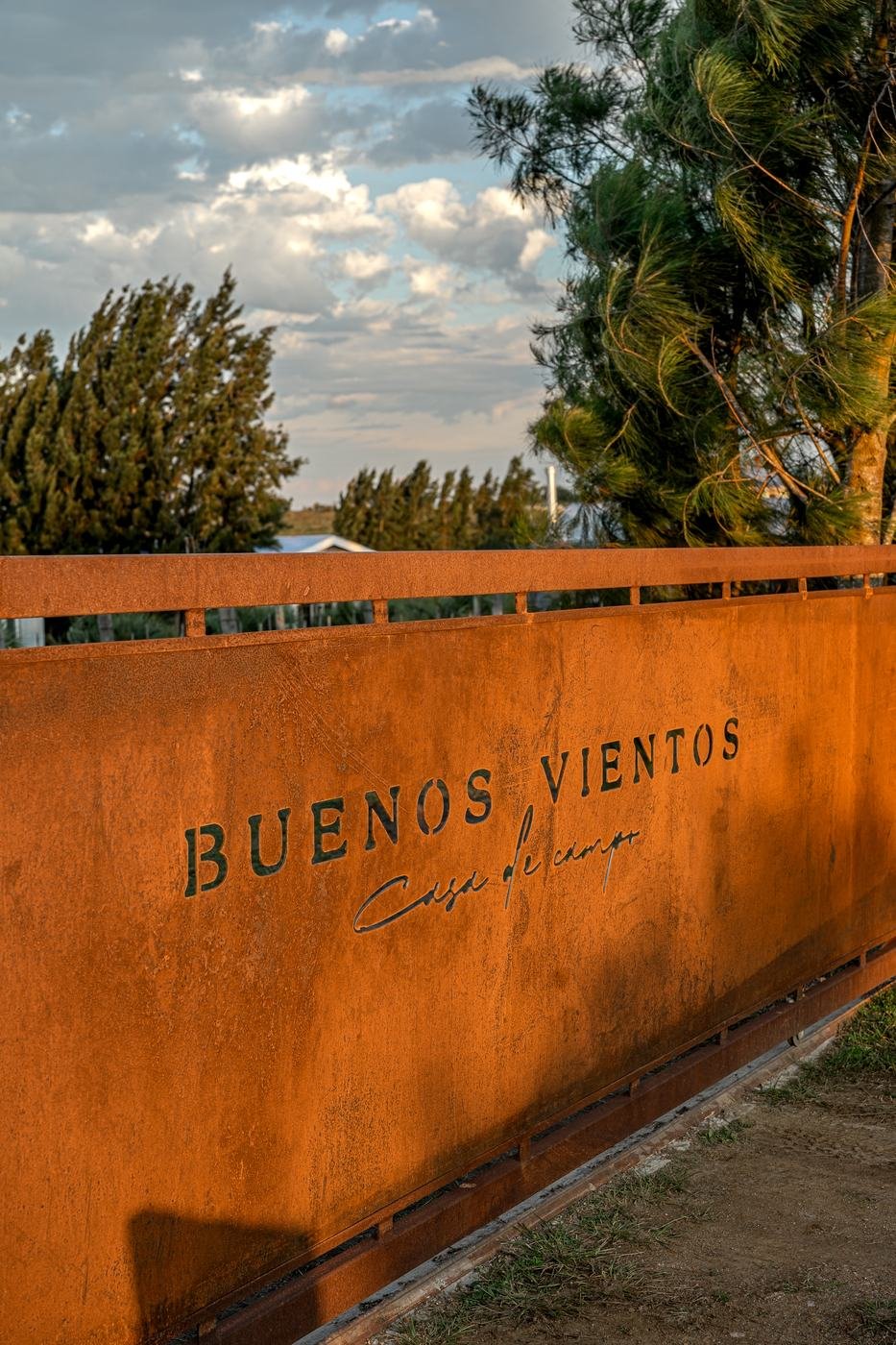 Cartel de acero corten con el nombre Buenos Vientos