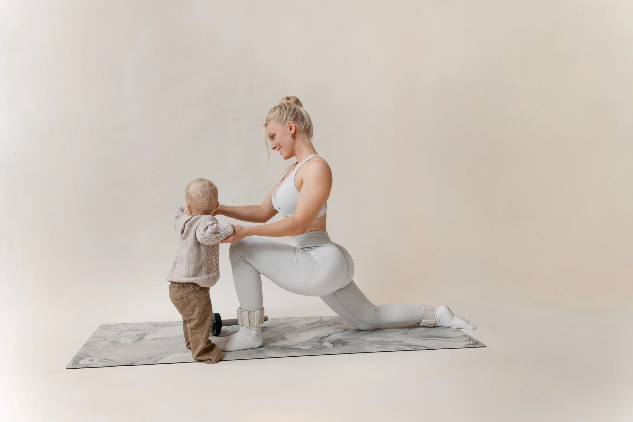 Cologne-based photographer capturing fitness influencer for branded website photos