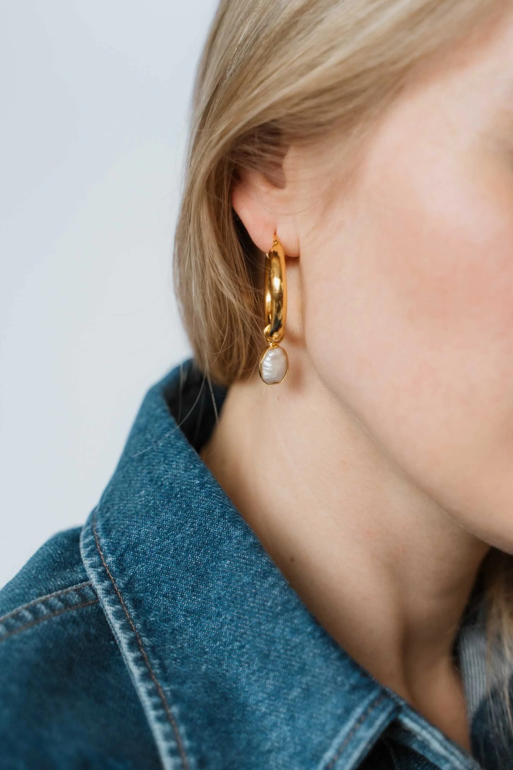 Intergenerational jewelry photoshoot featuring grandmother and granddaughter, photographed by Cologne-based photographer Alina Berger