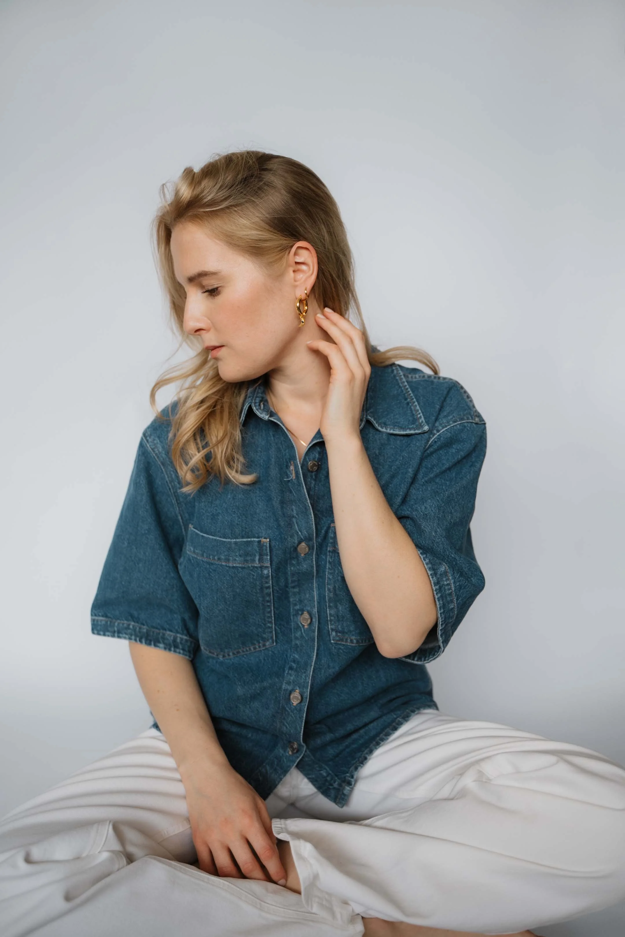 Intergenerational jewelry photoshoot featuring grandmother and granddaughter, photographed by Cologne-based photographer Alina Berger