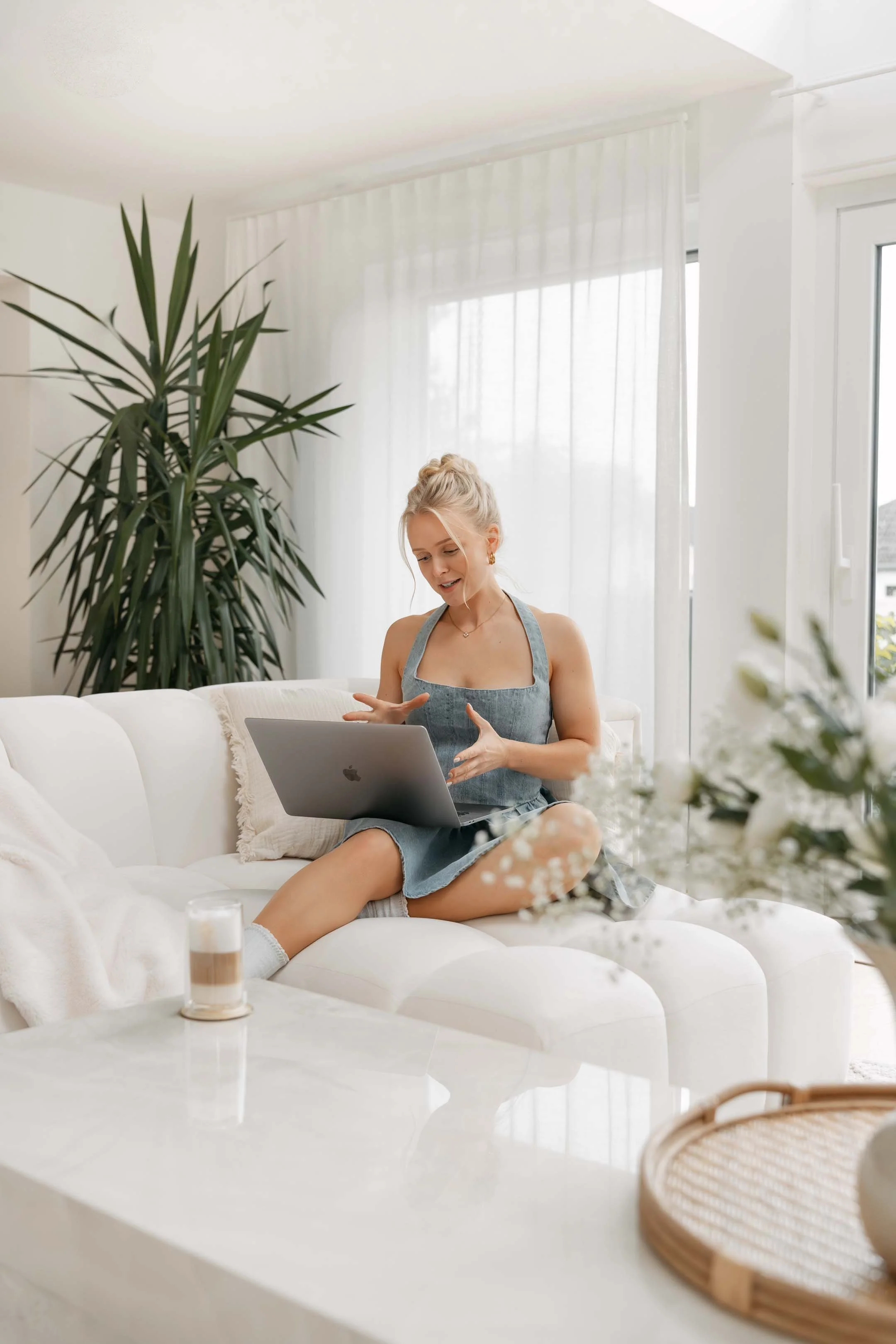 Cologne-based photographer capturing fitness influencer for branded website photos