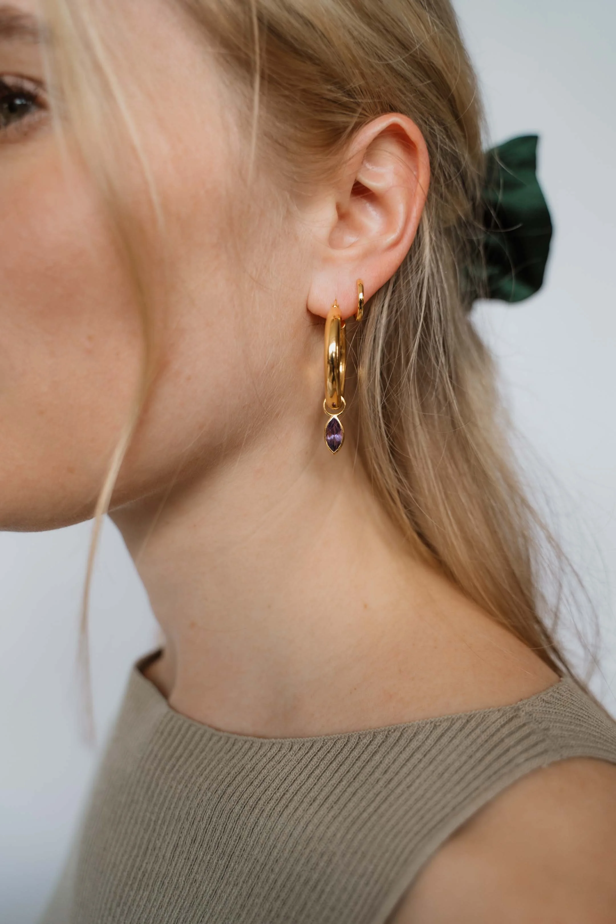 Intergenerational jewelry photoshoot featuring grandmother and granddaughter, photographed by Cologne-based photographer Alina Berger