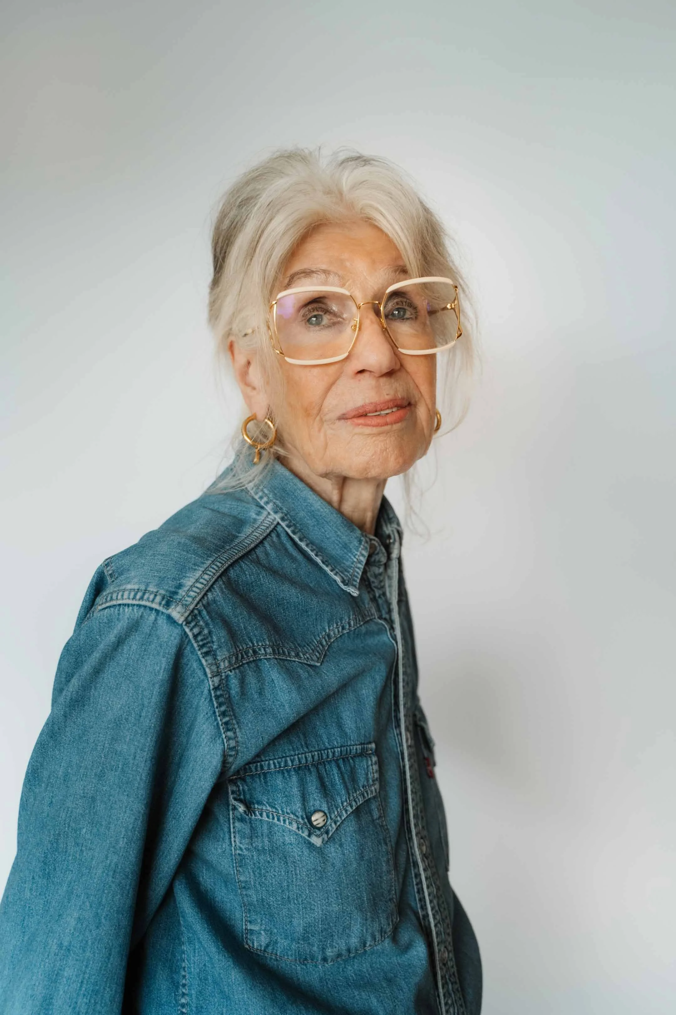 Intergenerational jewelry photoshoot featuring grandmother and granddaughter, photographed by Cologne-based photographer Alina Berger
