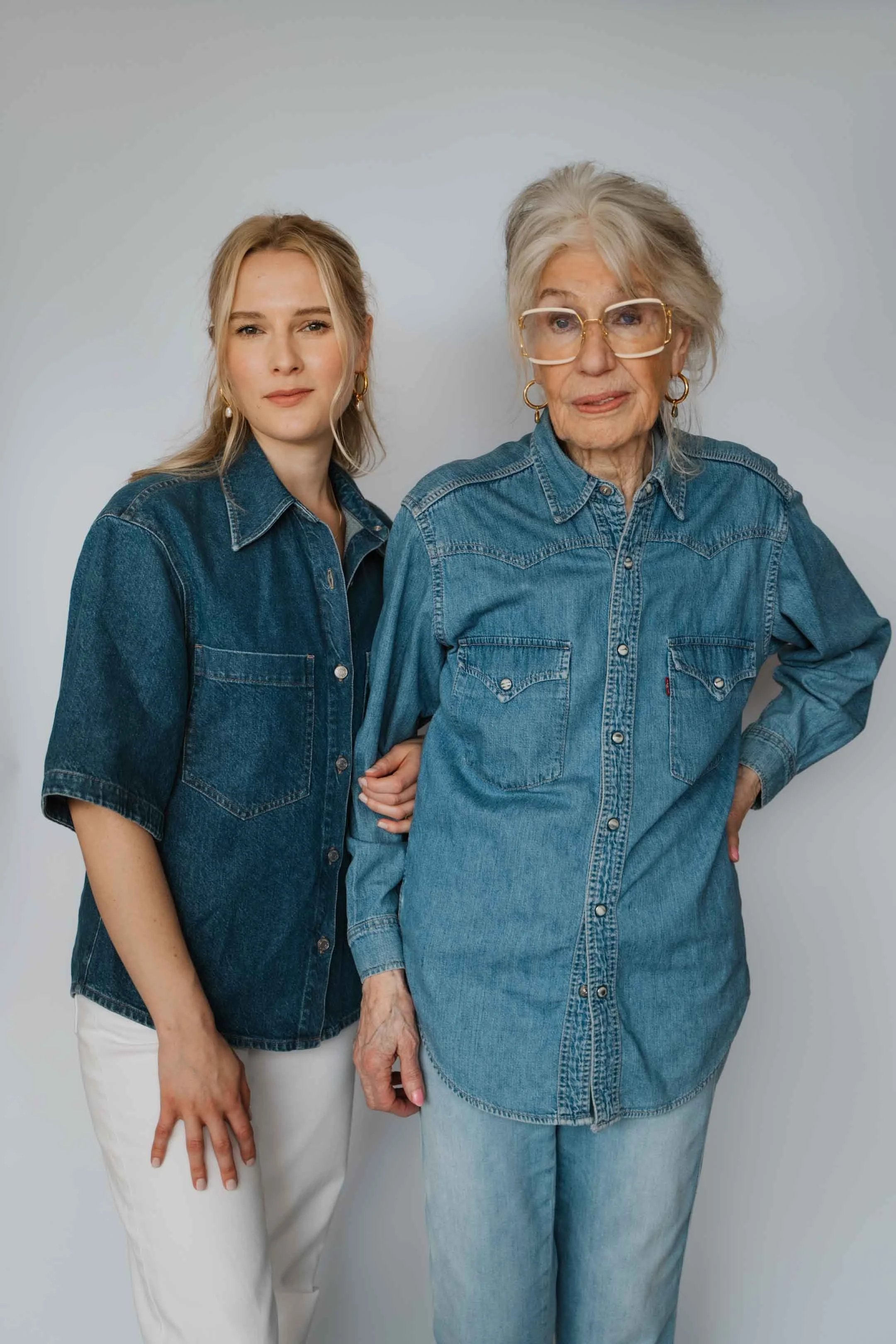 Intergenerational jewelry photoshoot featuring grandmother and granddaughter, photographed by Cologne-based photographer Alina Berger