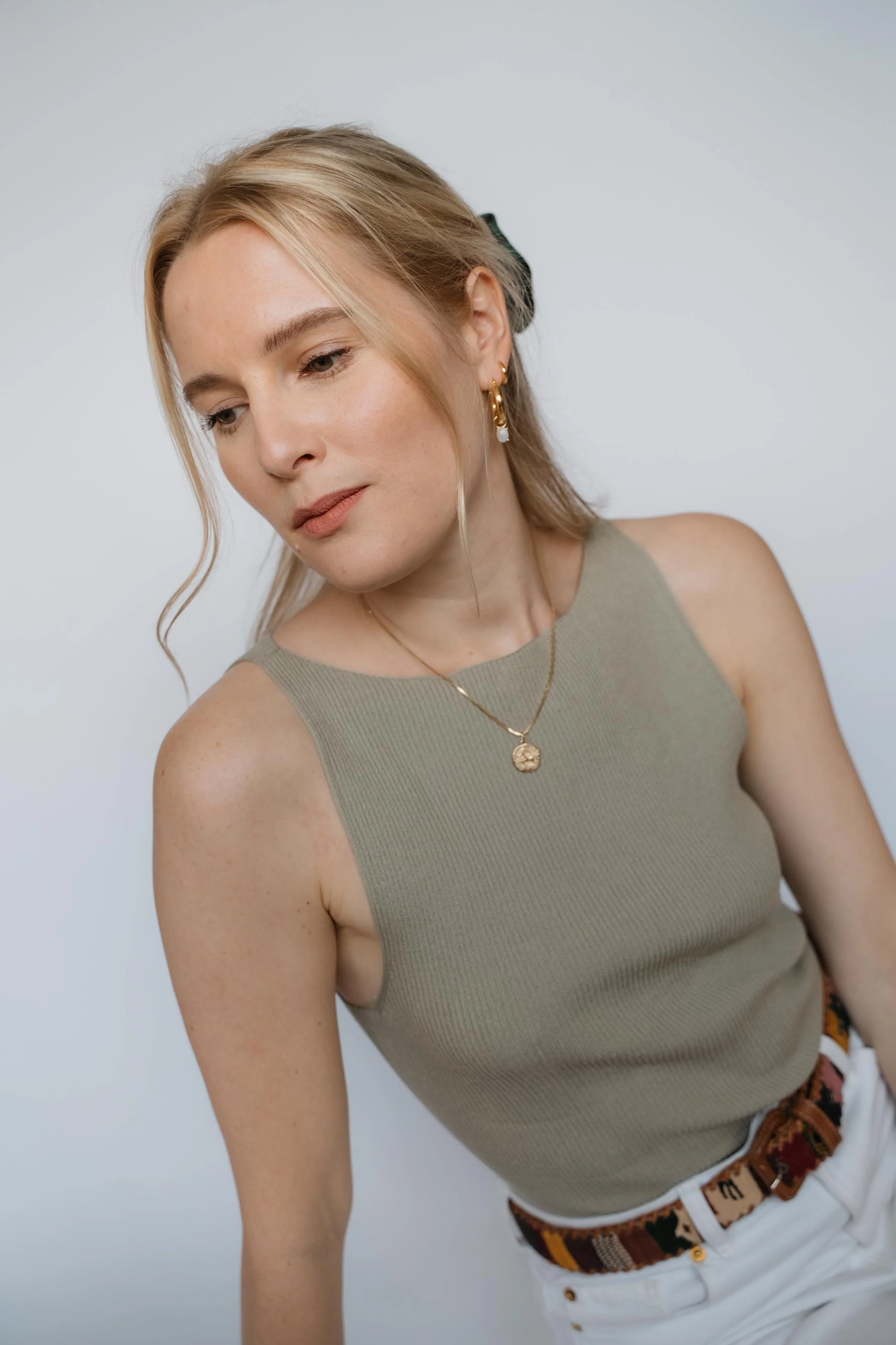 Intergenerational jewelry photoshoot featuring grandmother and granddaughter, photographed by Cologne-based photographer Alina Berger