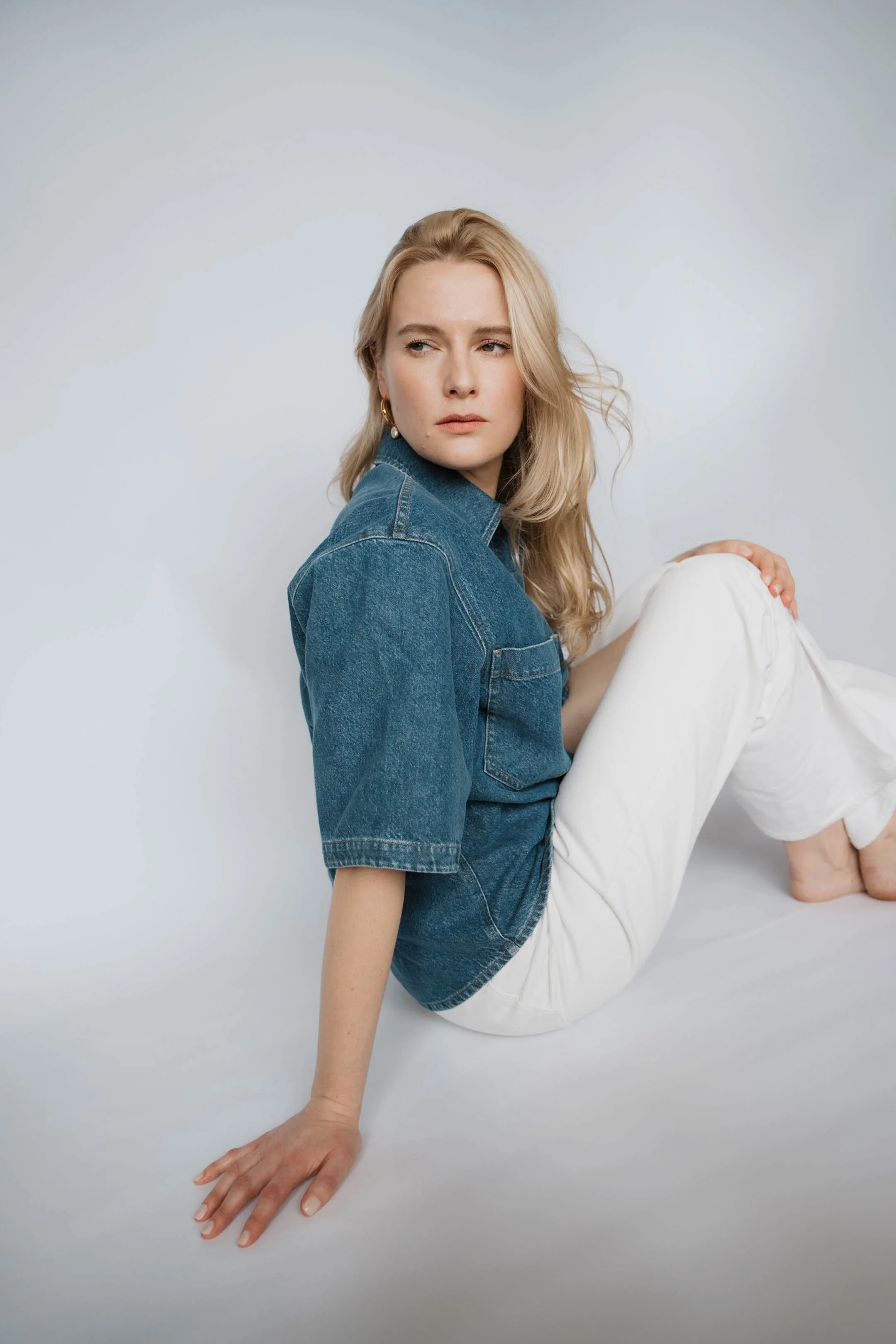 Intergenerational jewelry photoshoot featuring grandmother and granddaughter, photographed by Cologne-based photographer Alina Berger