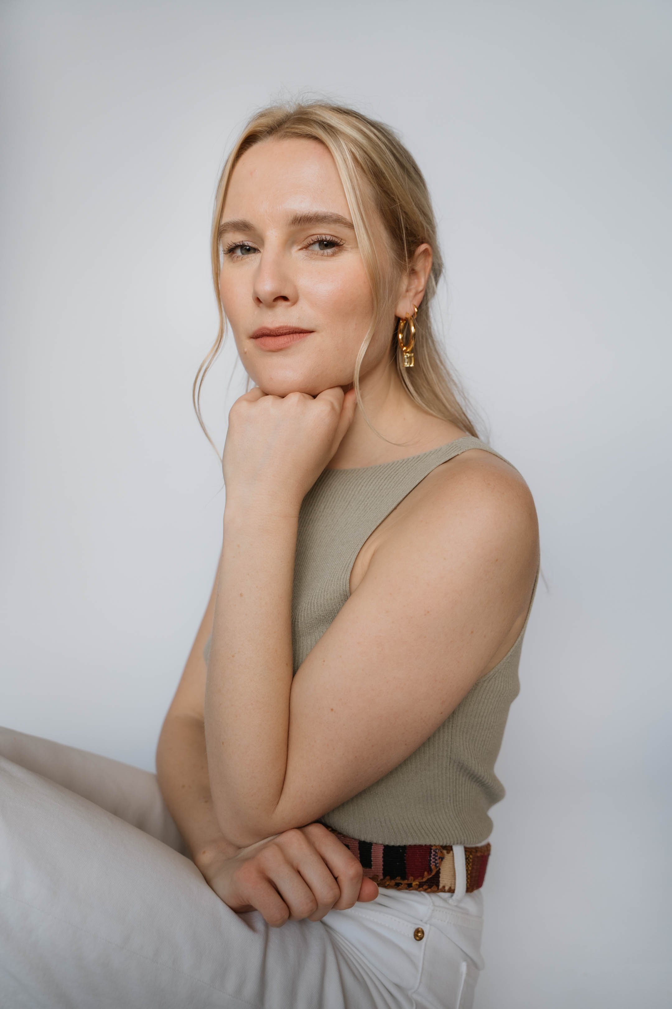 Intergenerational jewelry photoshoot featuring grandmother and granddaughter, photographed by Cologne-based photographer Alina Berger