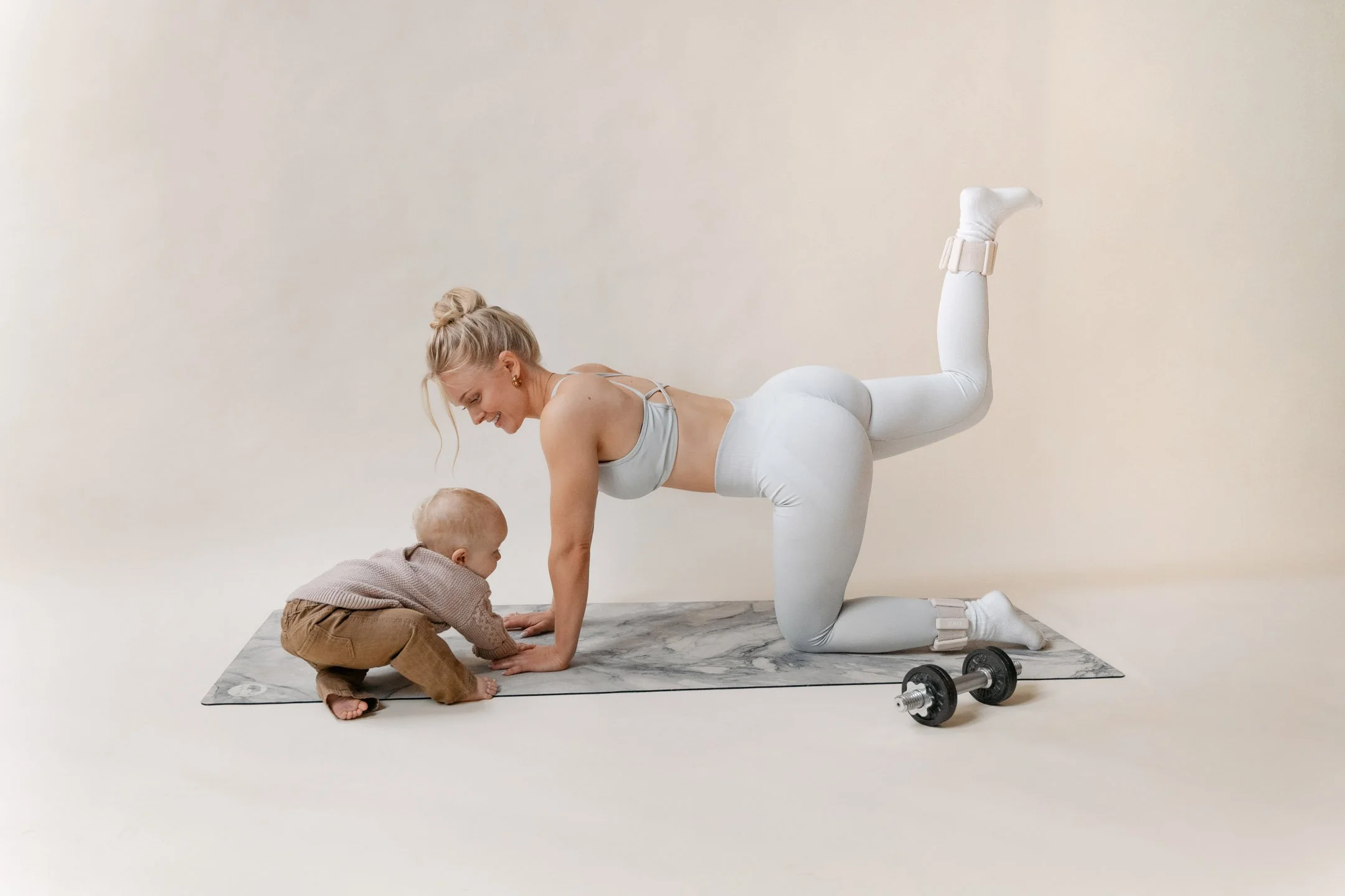 Cologne-based photographer capturing fitness influencer for branded website photos