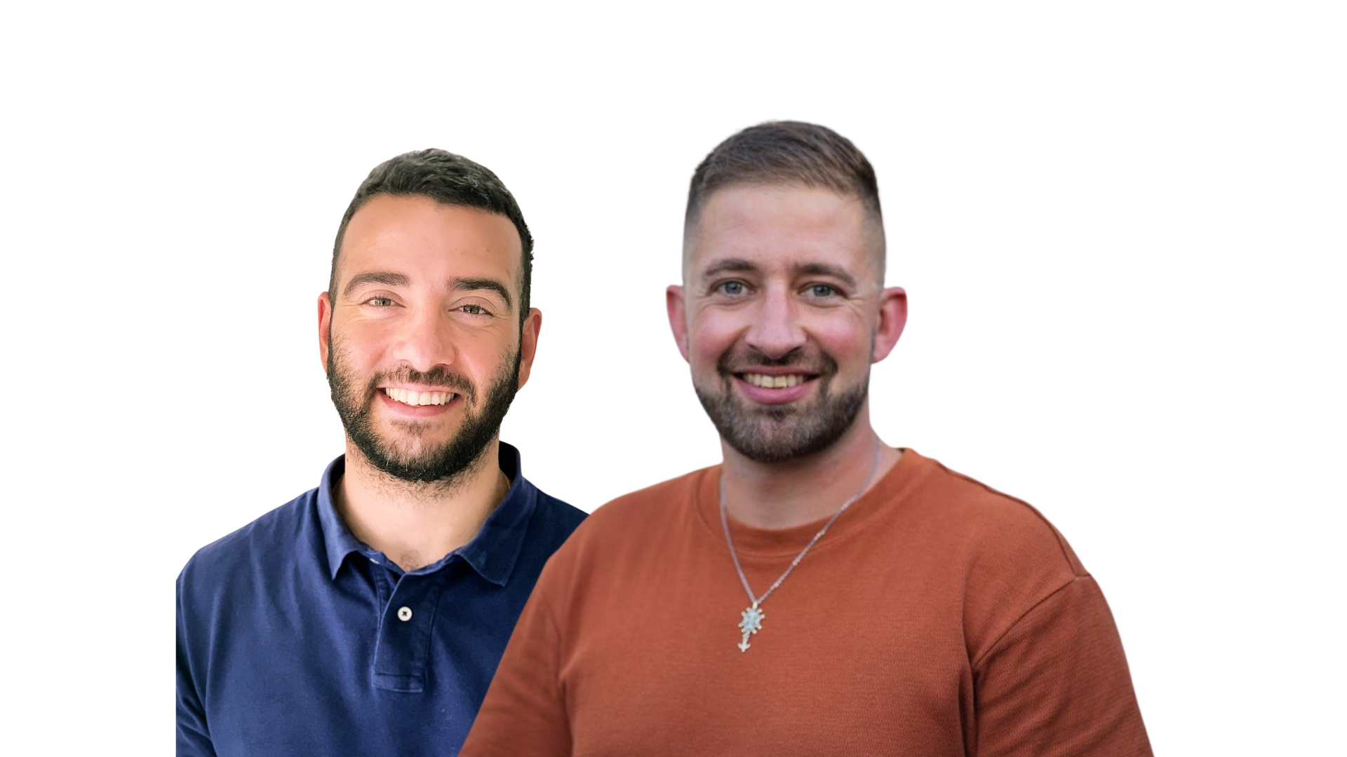 Deux hommes souriants posant contre un fond blanc.