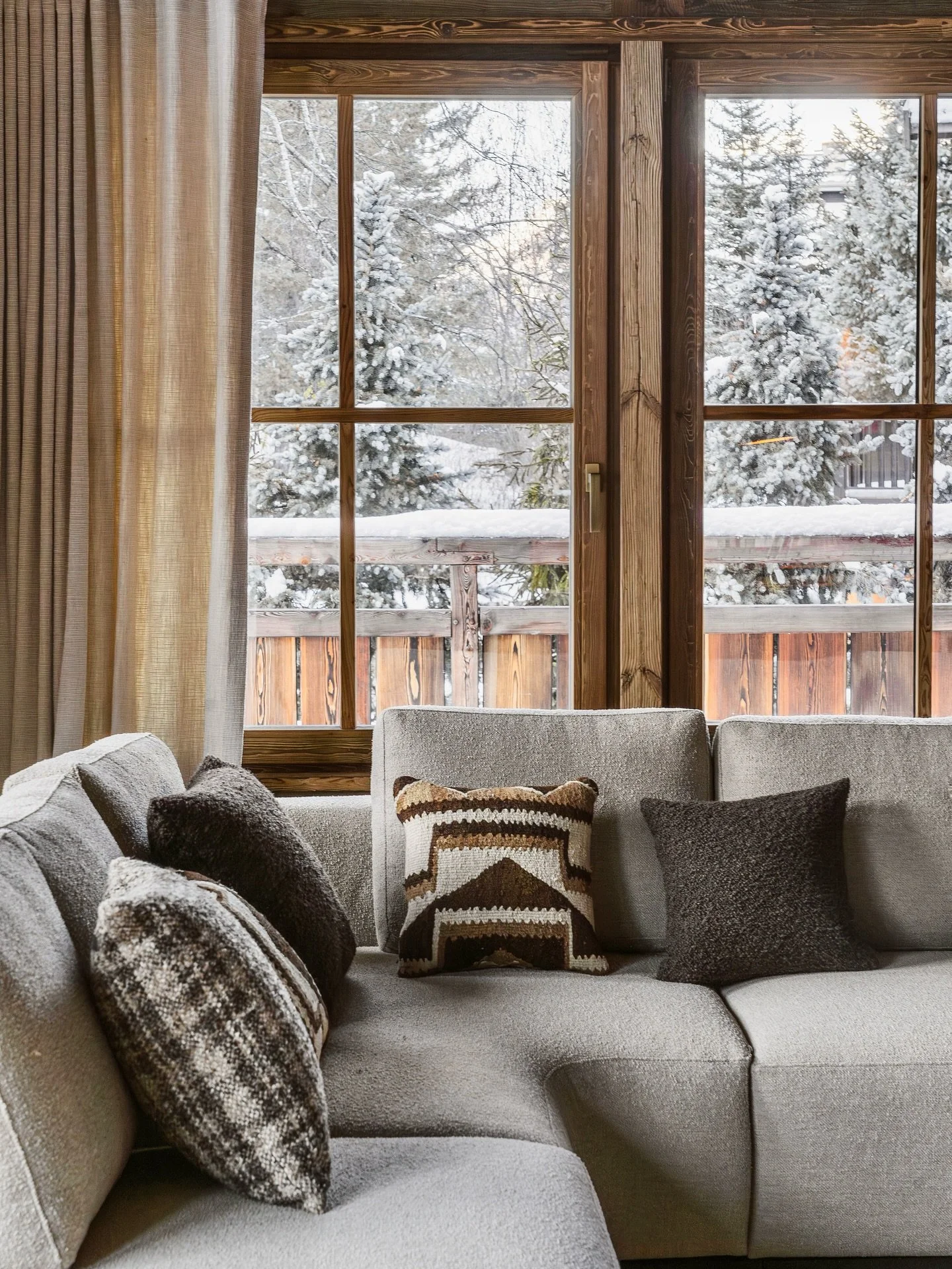 R&eacute;alisation sign&eacute;e @chaletsbayrou &amp; @latelierdesfreres ✨
Un chalet chaleureux, des mat&eacute;riaux nobles, des pi&egrave;ces sur-mesure et cette lumi&egrave;re hivernale qui vient sublimer le tout 👌🏼