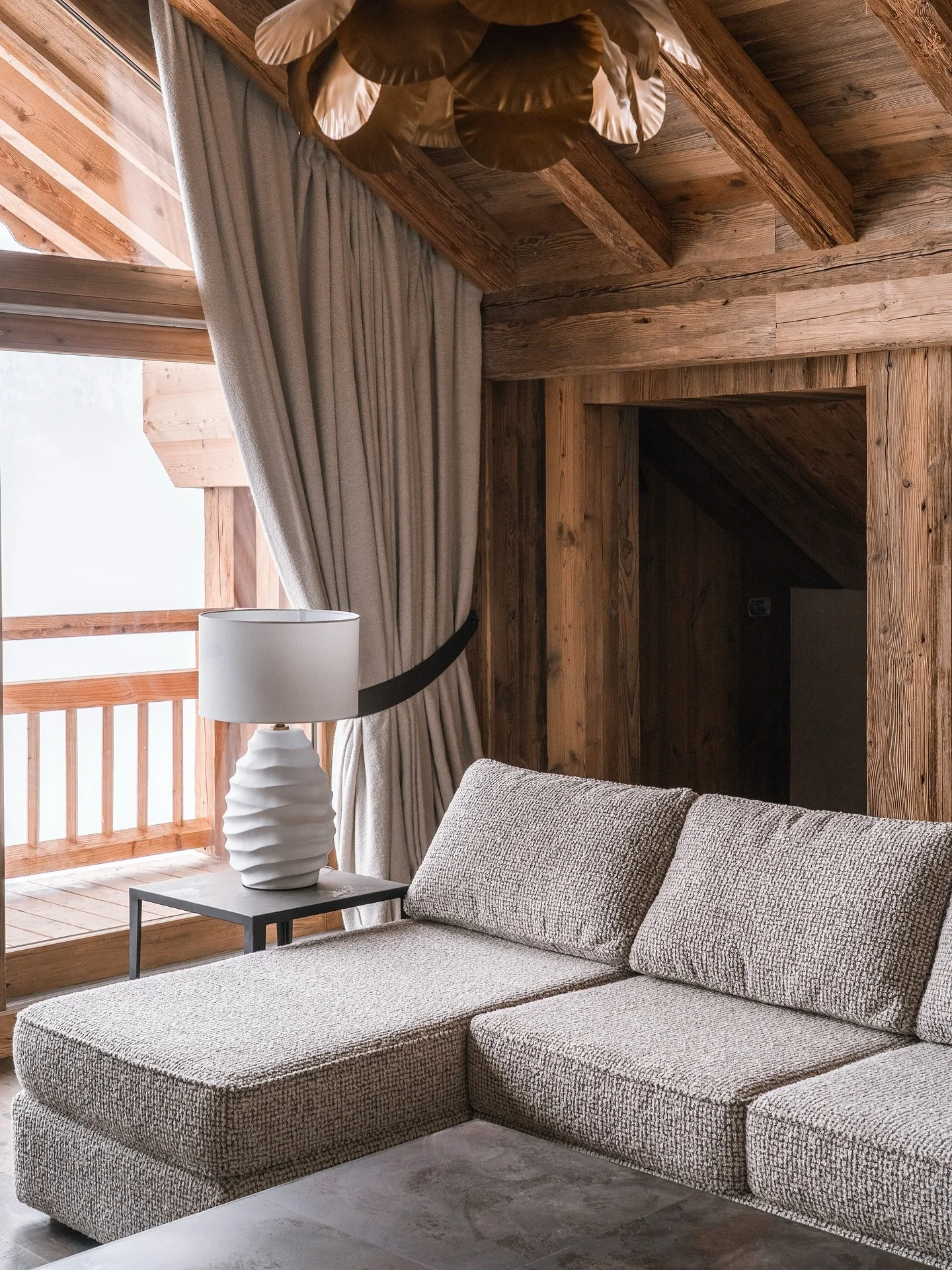 Penthouse &agrave; M&eacute;ribel, l&rsquo;ensemble de la tapisserie a &eacute;t&eacute; r&eacute;alis&eacute;e par @latelierdesfreres 🪡🙌🏻