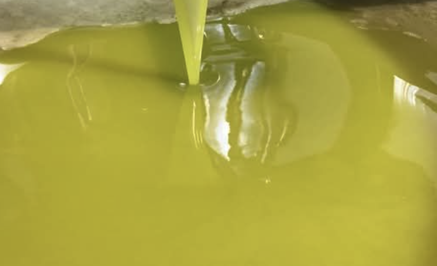 Líquido verde sendo vertido em uma superfície