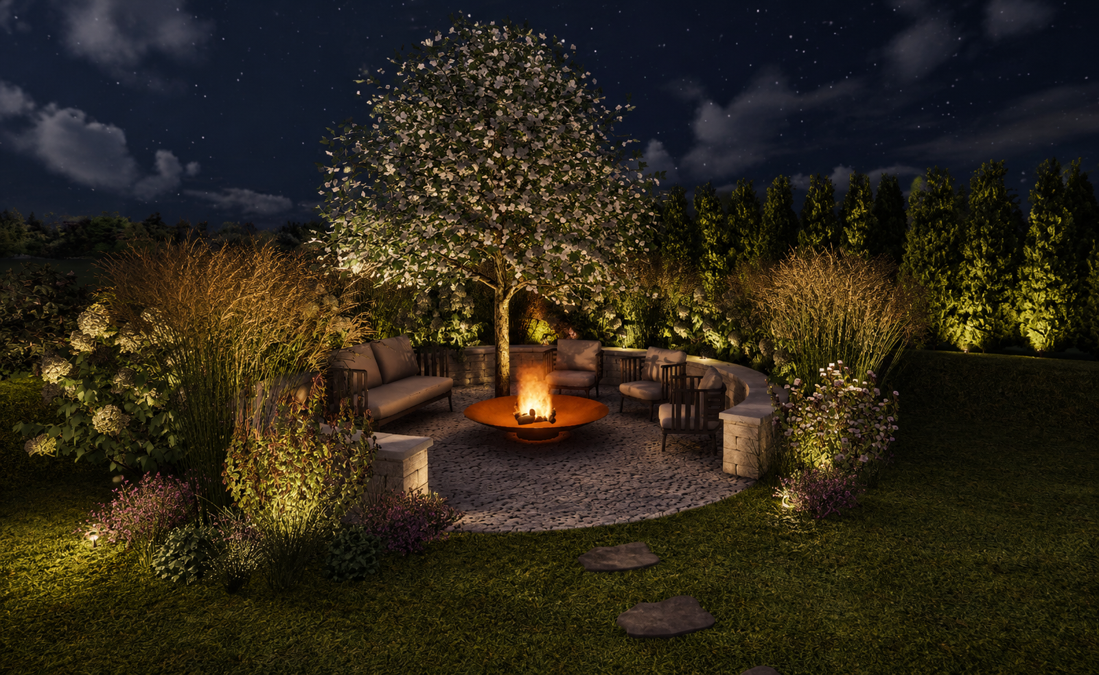 Garten mit Feuerstelle, umgeben von Bänken und Stühlen, im Zentrum ein Baum, bei Nacht, beleuchtet von Gartenlichtern, Himmel mit Sternen.