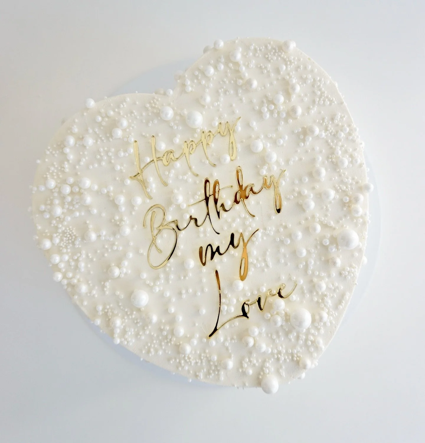 Heart &amp; Pearls 🤍

#heartcake #zurichcakes #cakeartist #cakeart #cakedecorating