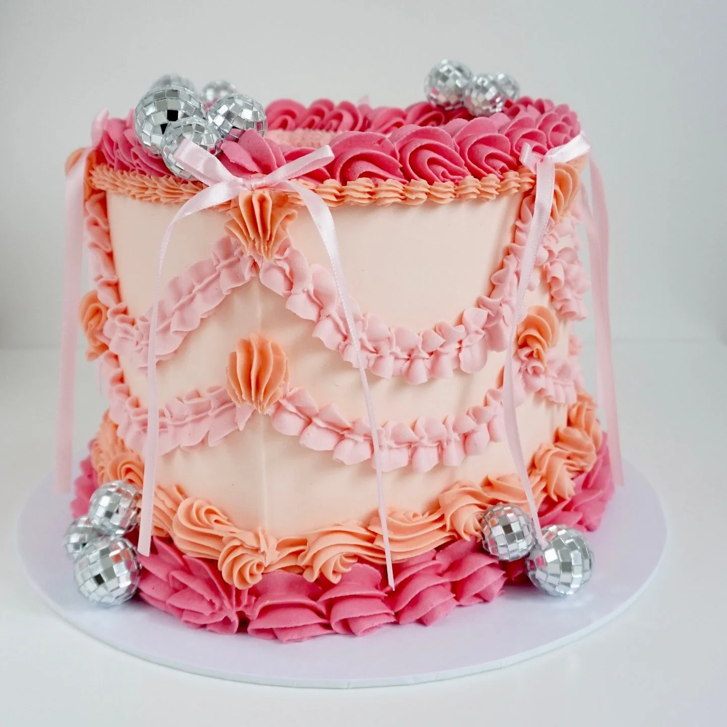 Disco Vintage 

#vintagecake #cakes #zurichcakes #cakeartist #cakeart