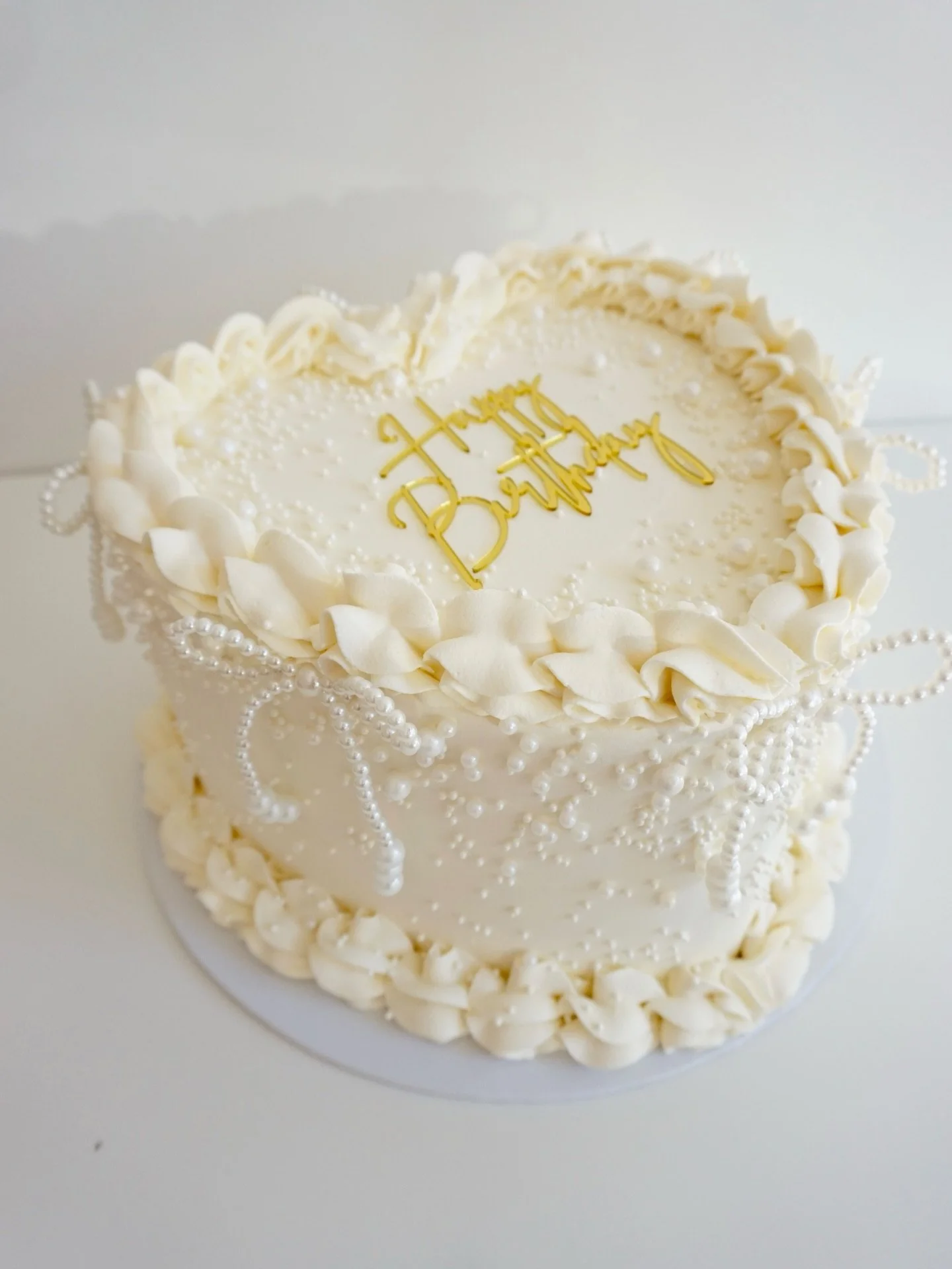 Vintage Pearl Heart Shape 🤍 

#vintage #vintagecake #cakeart #cakeartist #zurichcakes