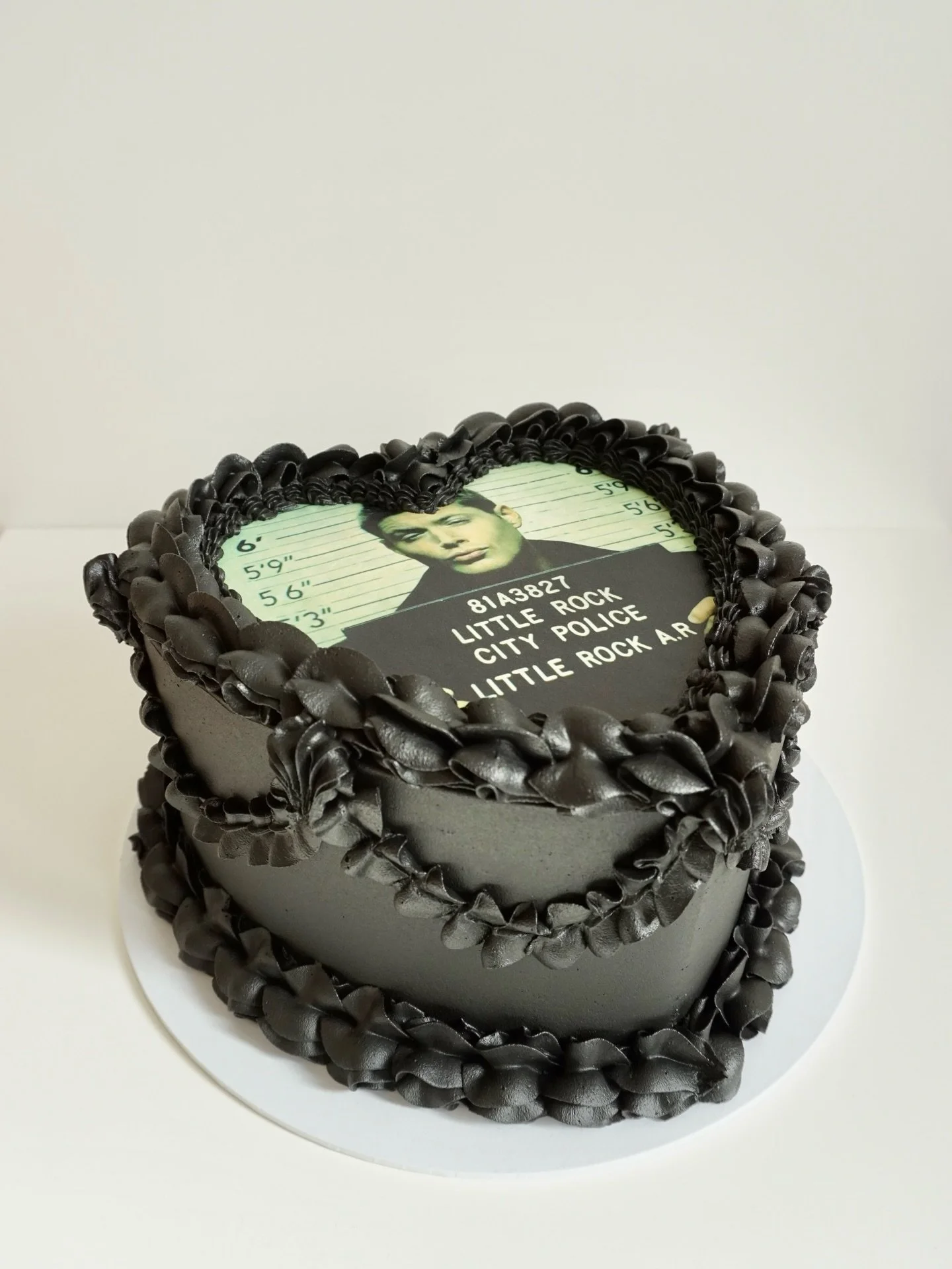 Heat Photo Cake 🖤

#heartshapecake #cakes #zurichcakes #ediblephotocake #buttercreamcake