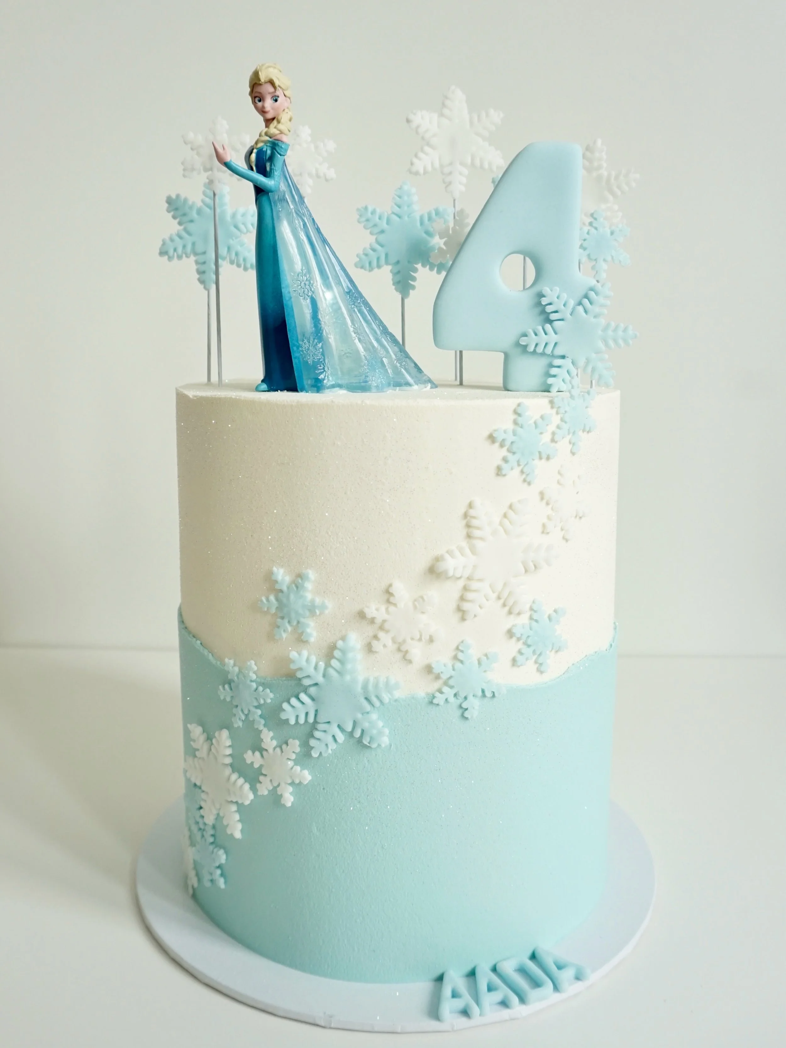 Elsa ❄️ 

#elsacake #frozencake #cakedesign #cakeart #zurichcake