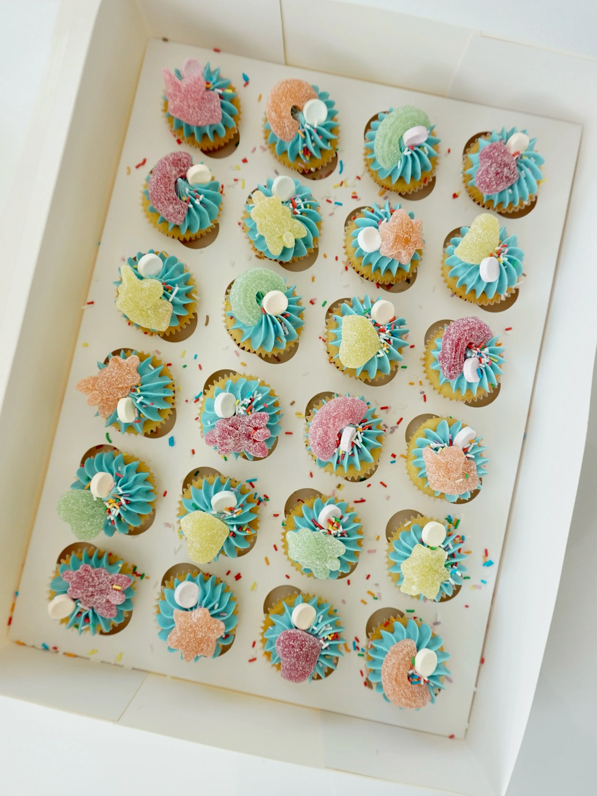 Candy Minis 🍭 

#Cupcakes #MiniCupcakes #CupcakeArt #ZurichCupcakes #buttercreamcupcakes