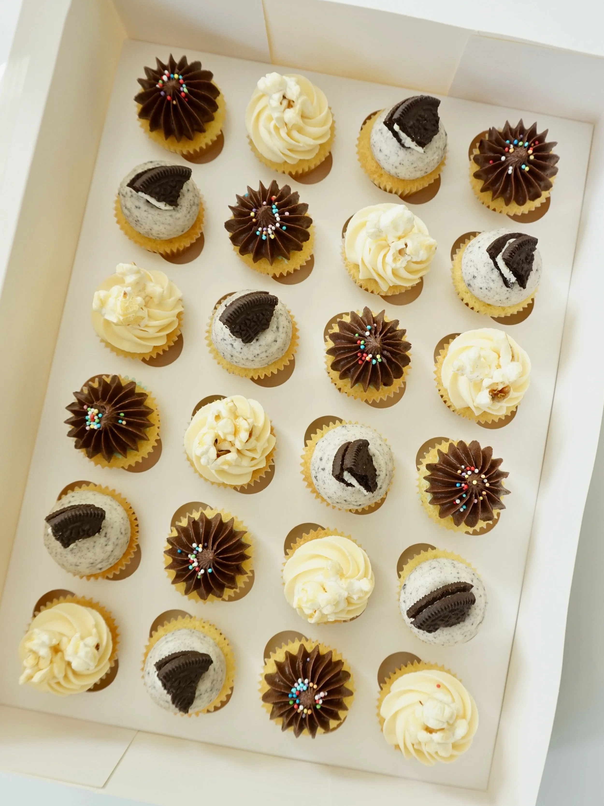 Mixed Mini Cupcakes are officially back on the menu 

Choose one base flavour and mix &amp; match up to three toppings to create your perfect box of minis. Perfect for birthdays, office treats, gifting, or simply because you deserve cake.

Freshly ba