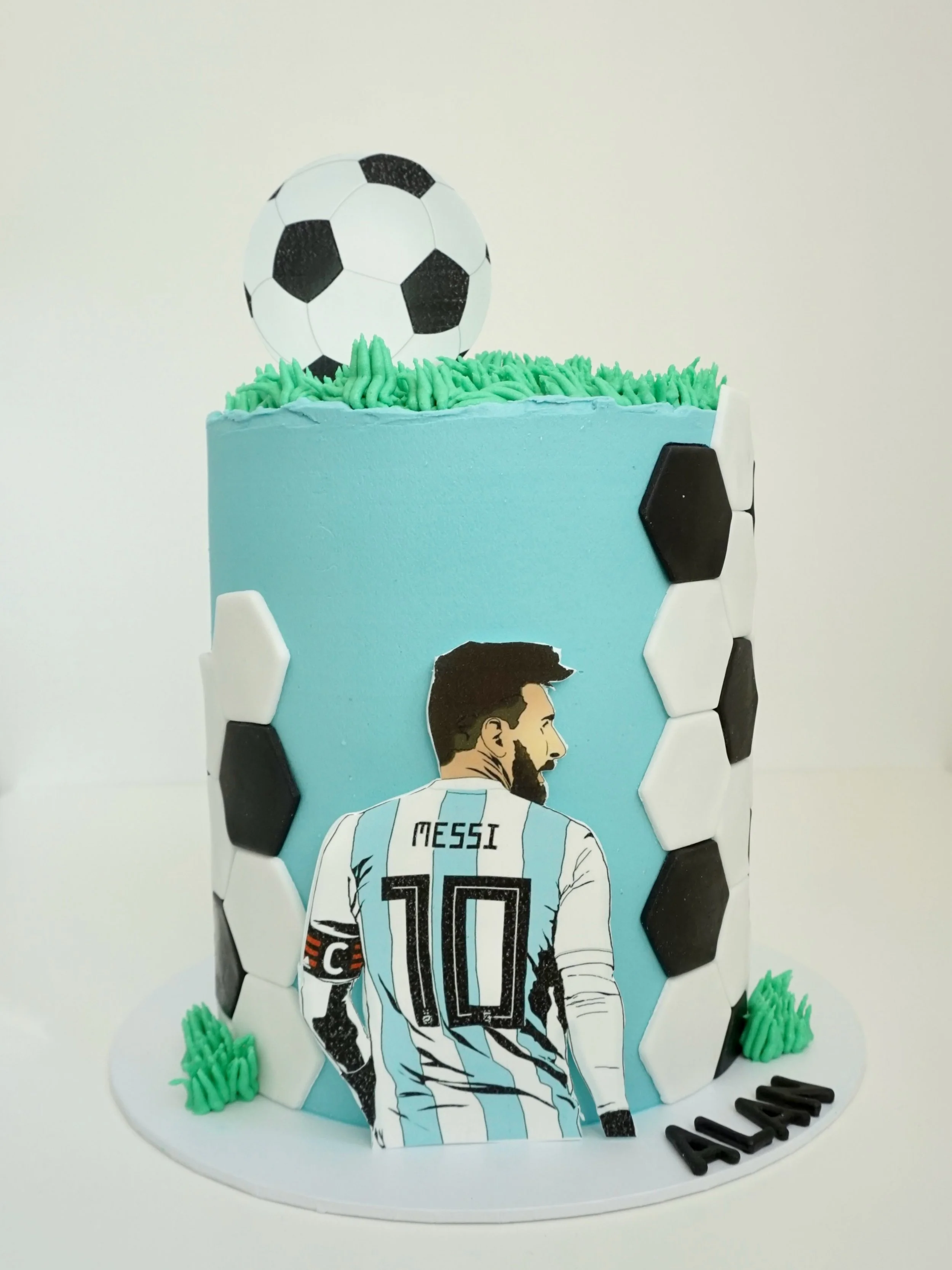 Football ⚽ 

#football #cake #zurichcake #buttercreamcake #cakeartist