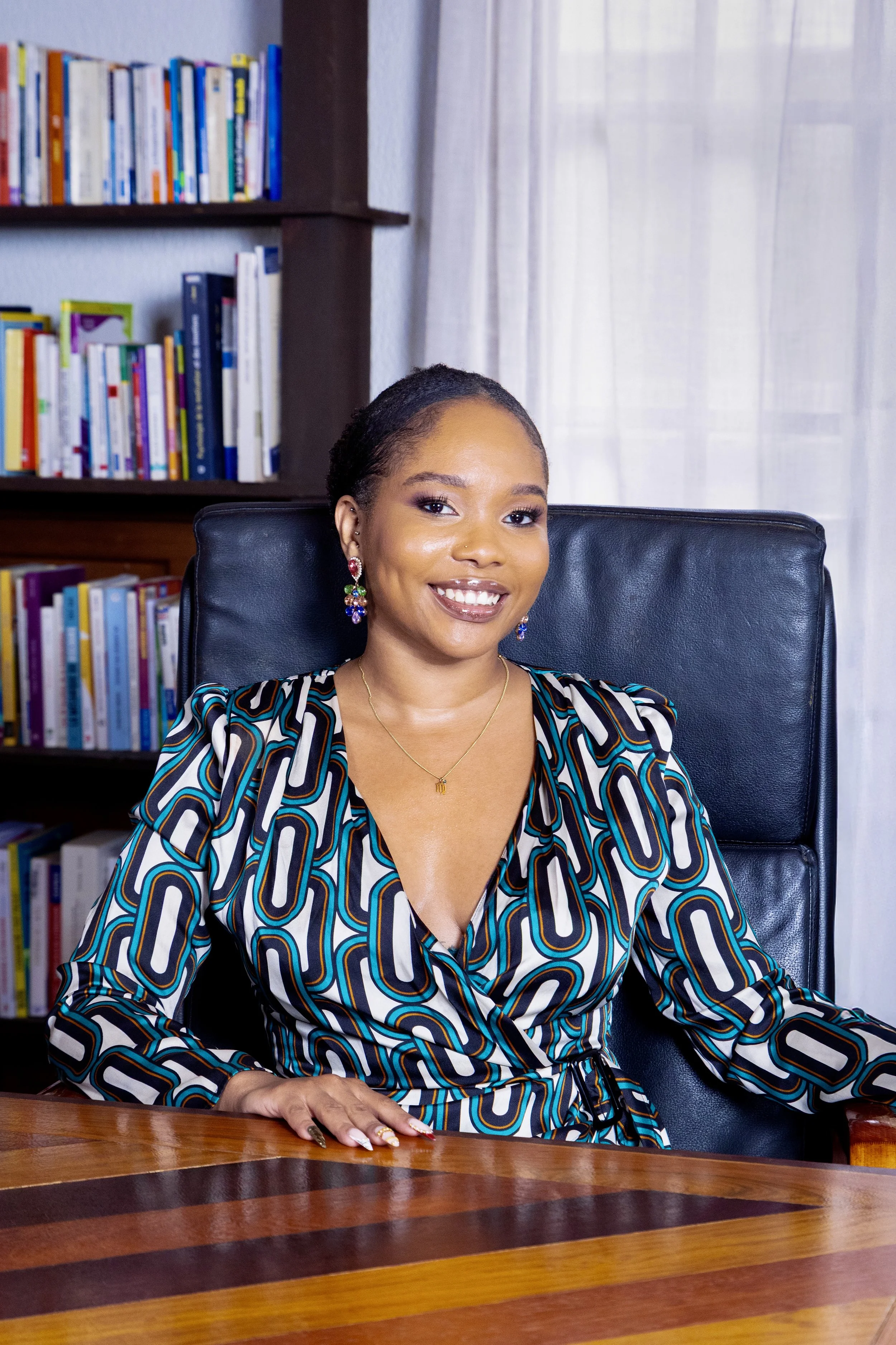 Avocate en rendez-vous client dans un cabinet d’avocats, environnement juridique structuré.