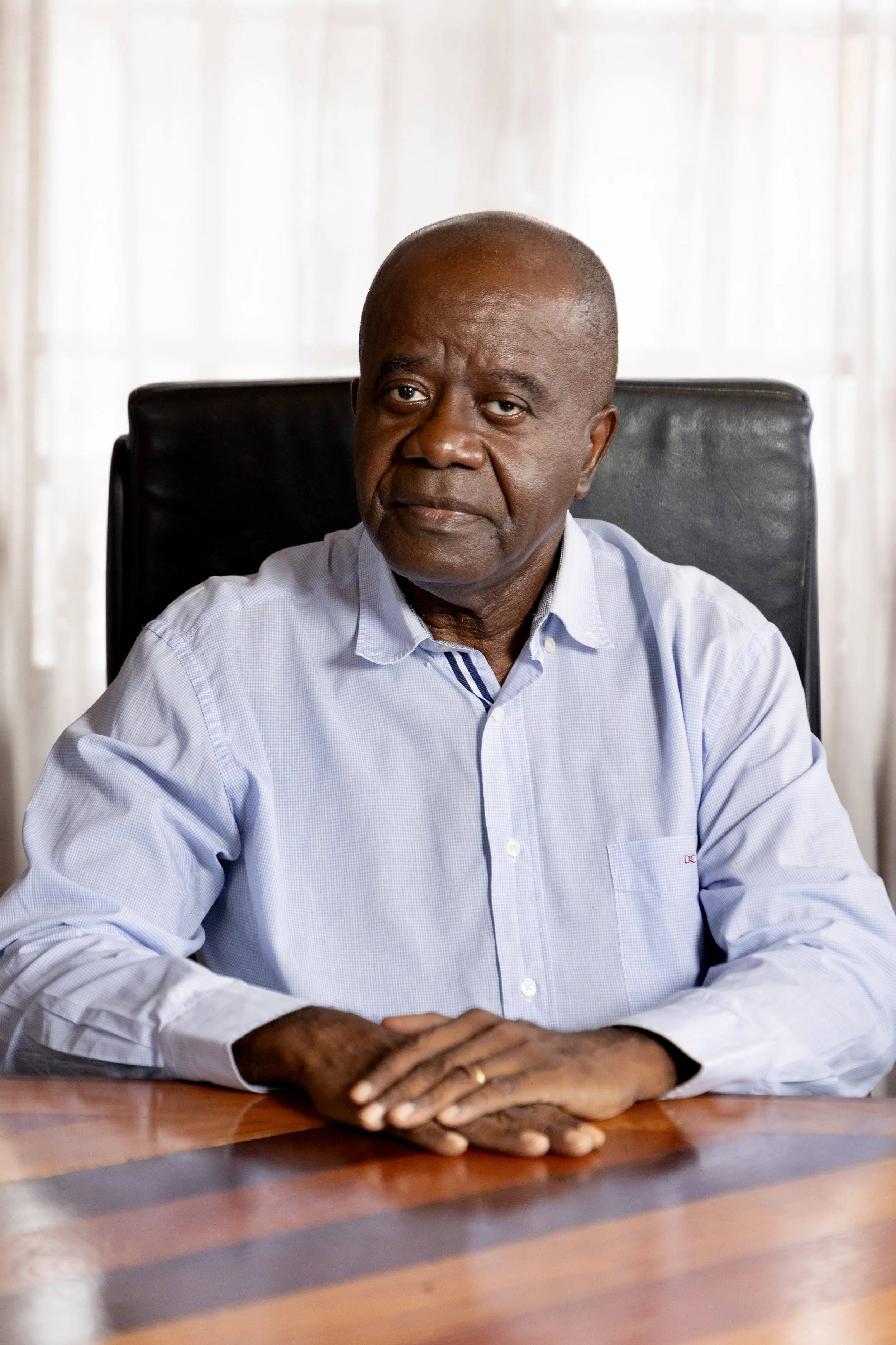 Avocat en consultation dans un cabinet d’avocats en Guadeloupe, posture professionnelle.