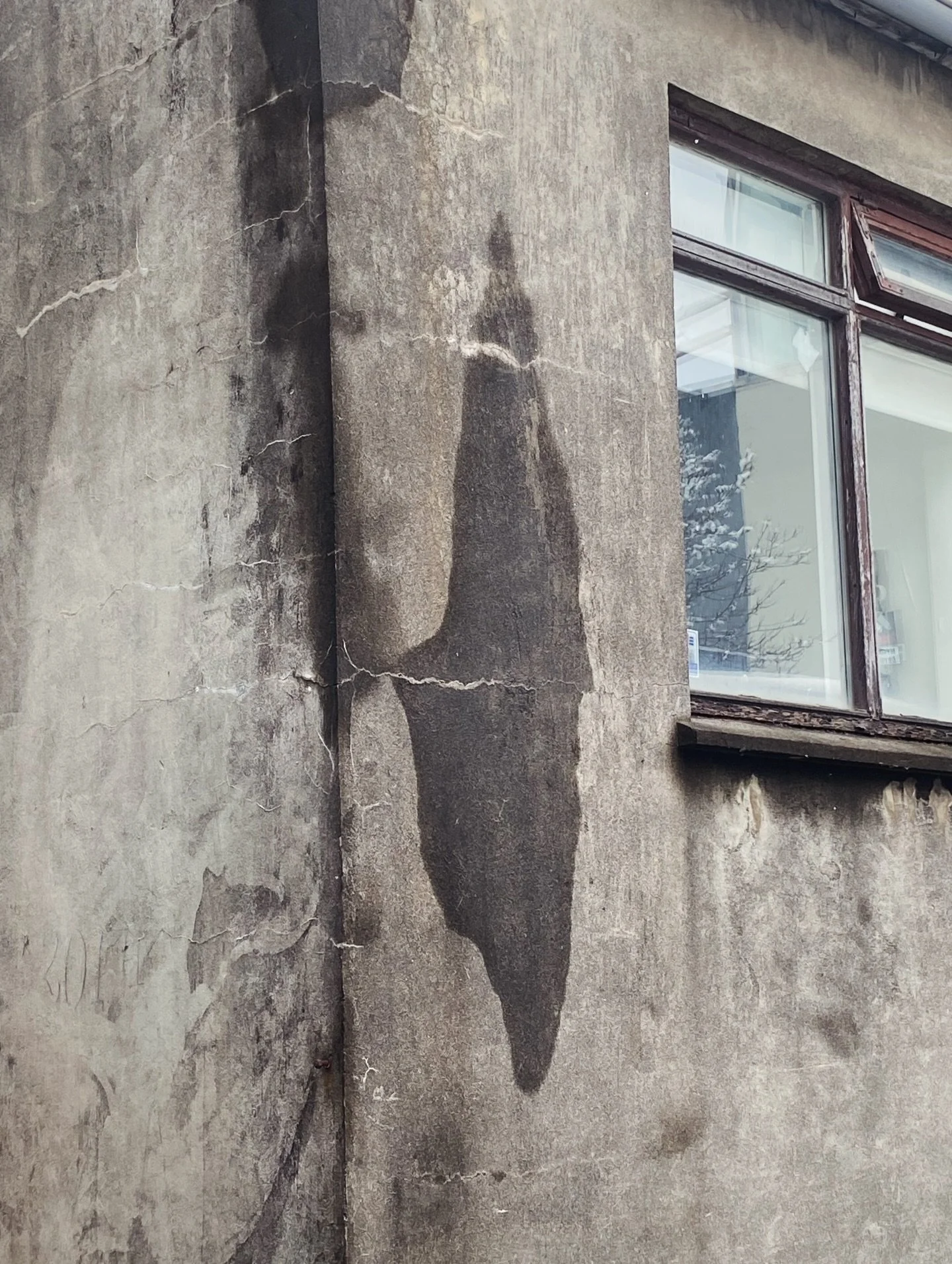 Just sharing a shape on a wall &iacute; just spotted made by water. Does it also remind you of a  beautiful special place in our world? ❤️