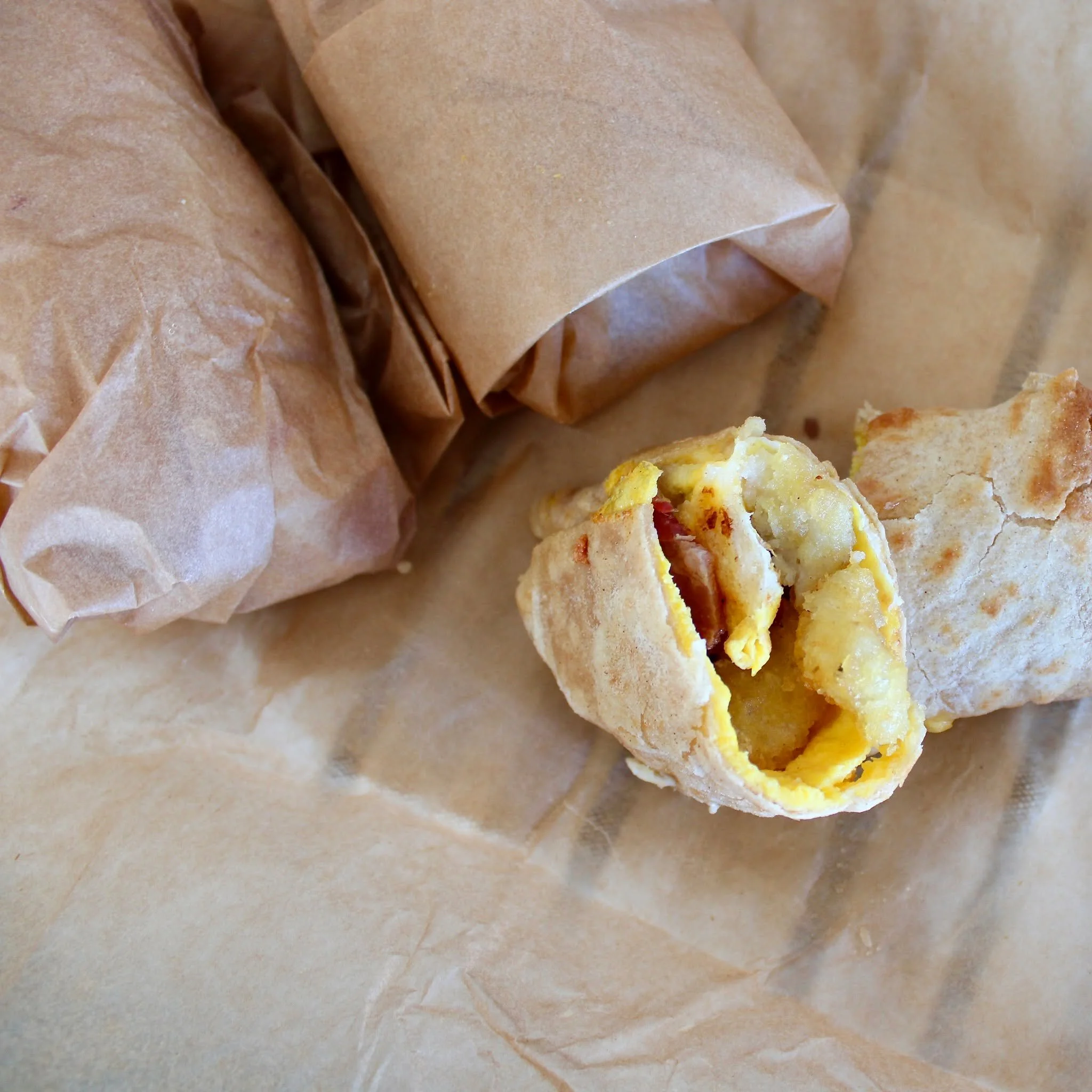 A freezer friendly breakfast burrito for those busy mornings! They heat up so well and are mess free (kind of)! Featuring our favorite Potato Tots from @rootsfarmfresh for a seed oil free option! And of course, homemade sourdough discard tortillas. E