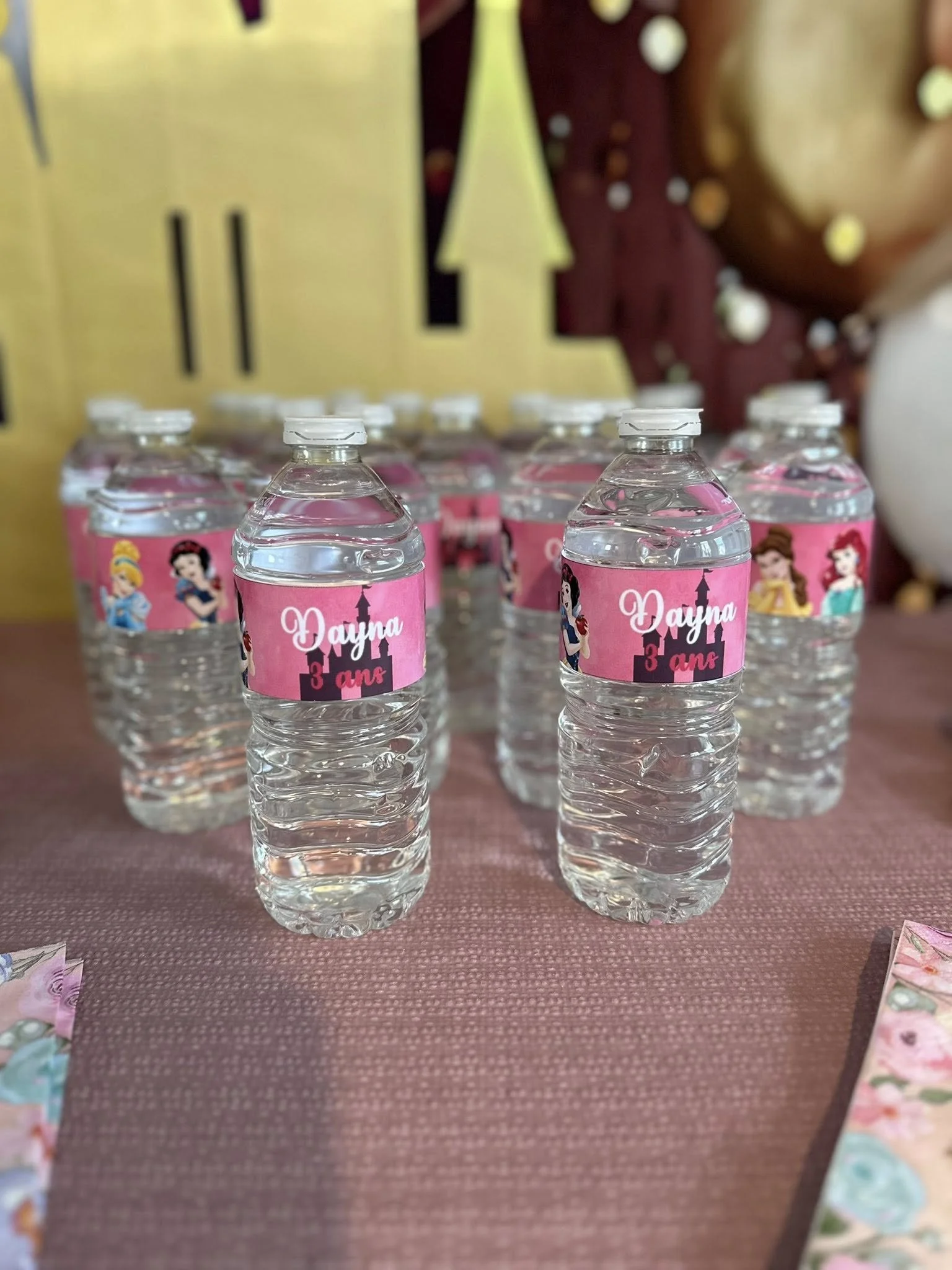 Bouteilles d'eau avec étiquettes personnalisées pour une fête d'anniversaire de princesse Disney, thème rose et princesses, pour une fillette nommée Dayna, âgée de 3 ans.